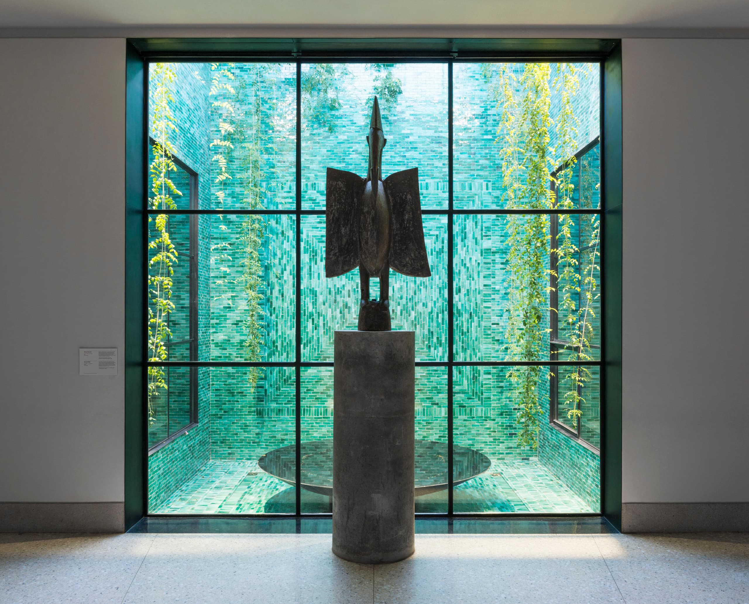 Skulptur im Yves Saint Laurent Museum Marrakesch, beleuchtet mit ERCO LED-Lichtern.