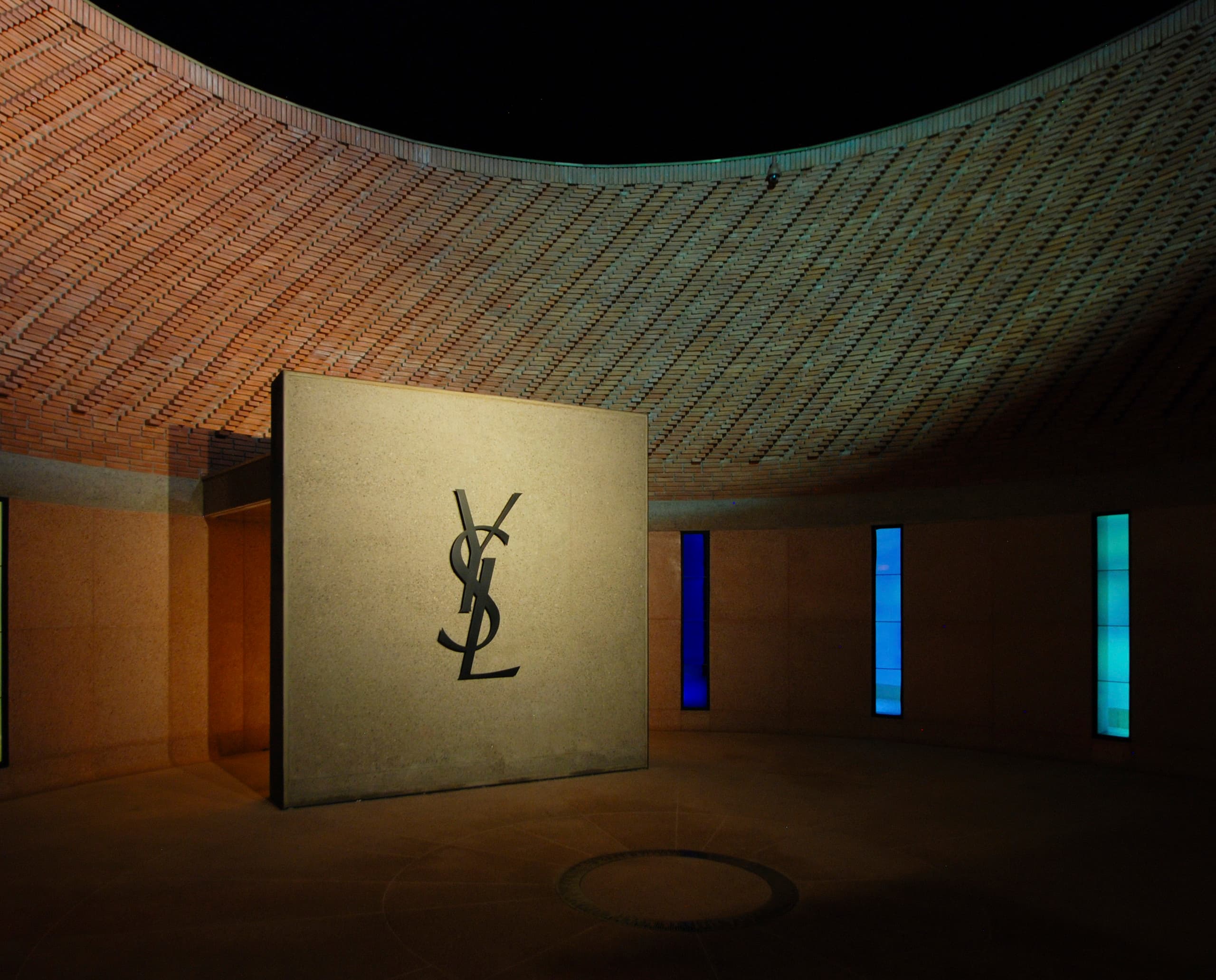 Yves Saint Laurent Museum Marrakesch: Innenraum mit YSL-Logo und farbigen Fenstern.