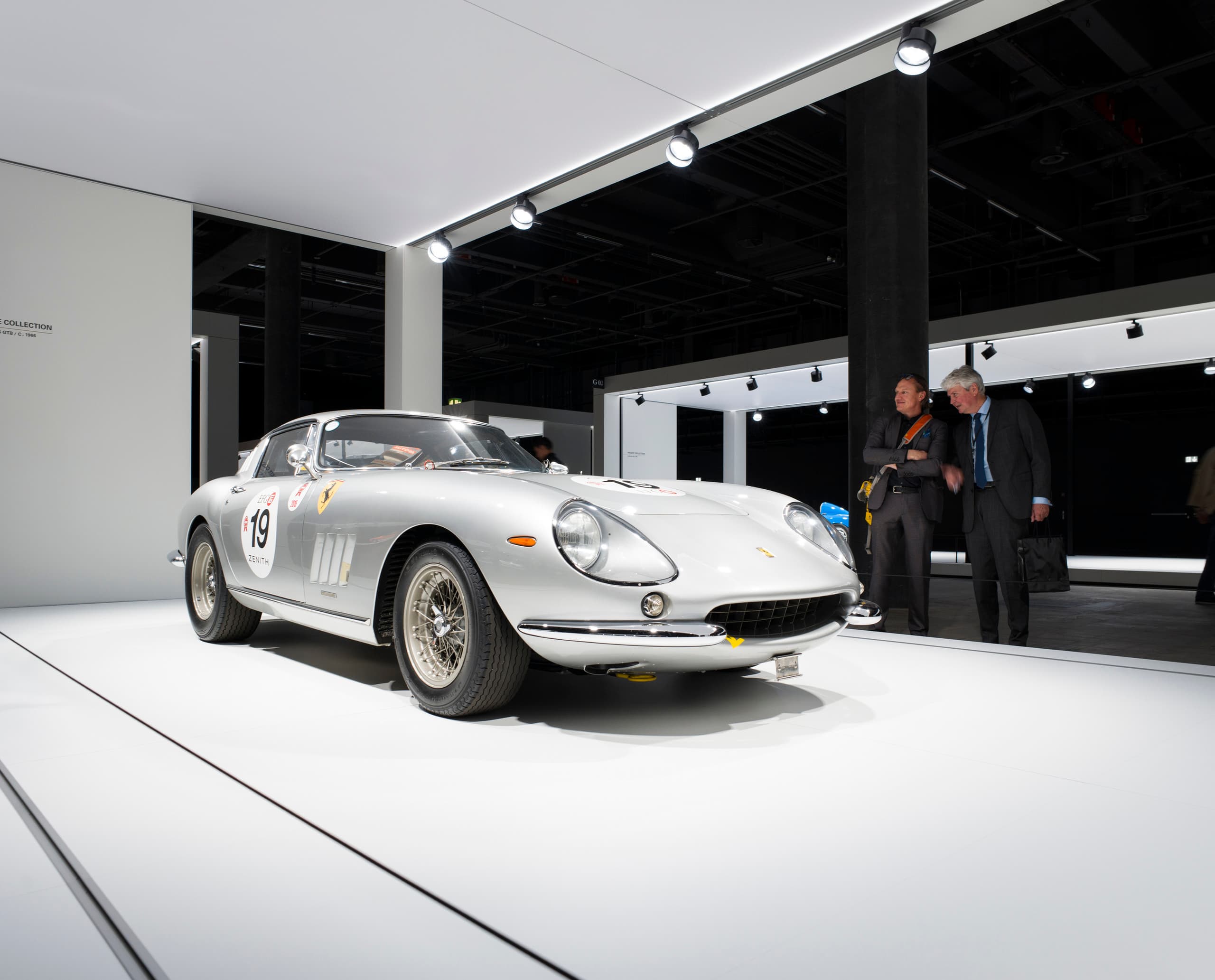 Silberner Ferrari Oldtimer auf der Grand Basel ausgestellt, beleuchtet mit ERCO Strahlern.