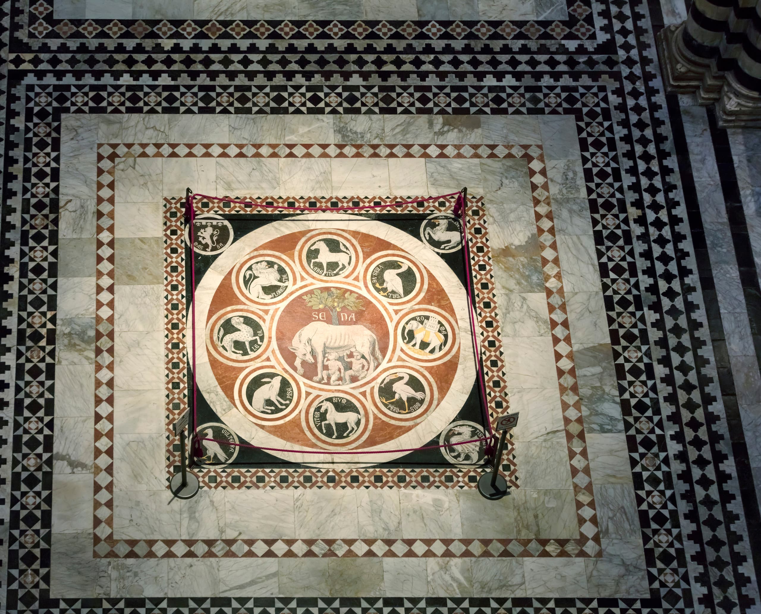Detail des Marmorfußbodens im Dom von Siena, beleuchtet mit ERCO Strahlern.