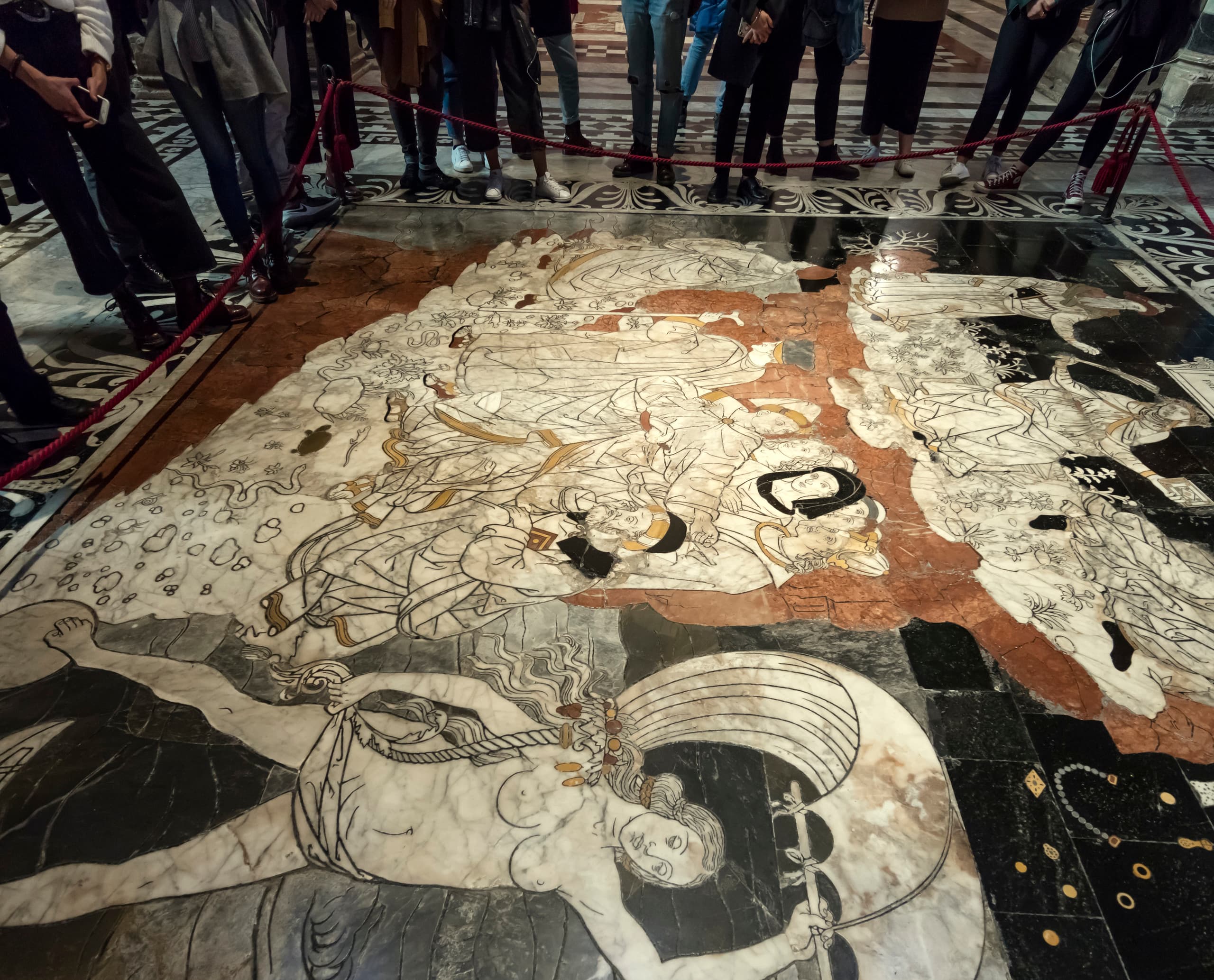 Detail des Marmorfußbodens im Dom von Siena, beleuchtet mit ERCO Strahlern für eine stimmungsvolle Atmosphäre.