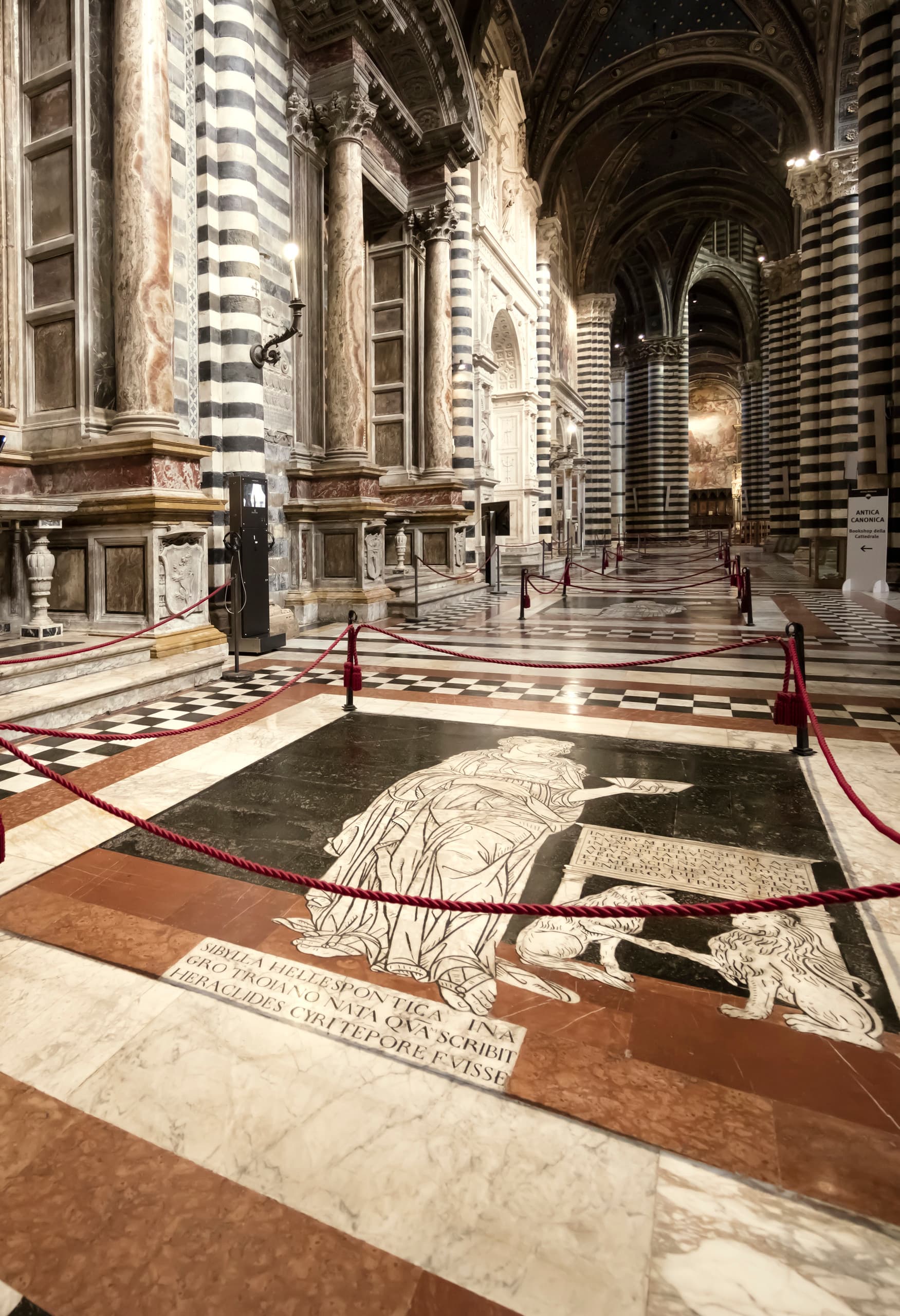ERCO Stella Spots beleuchten den Marmorboden des Dom von Siena, gesteuert per Casambi Bluetooth.