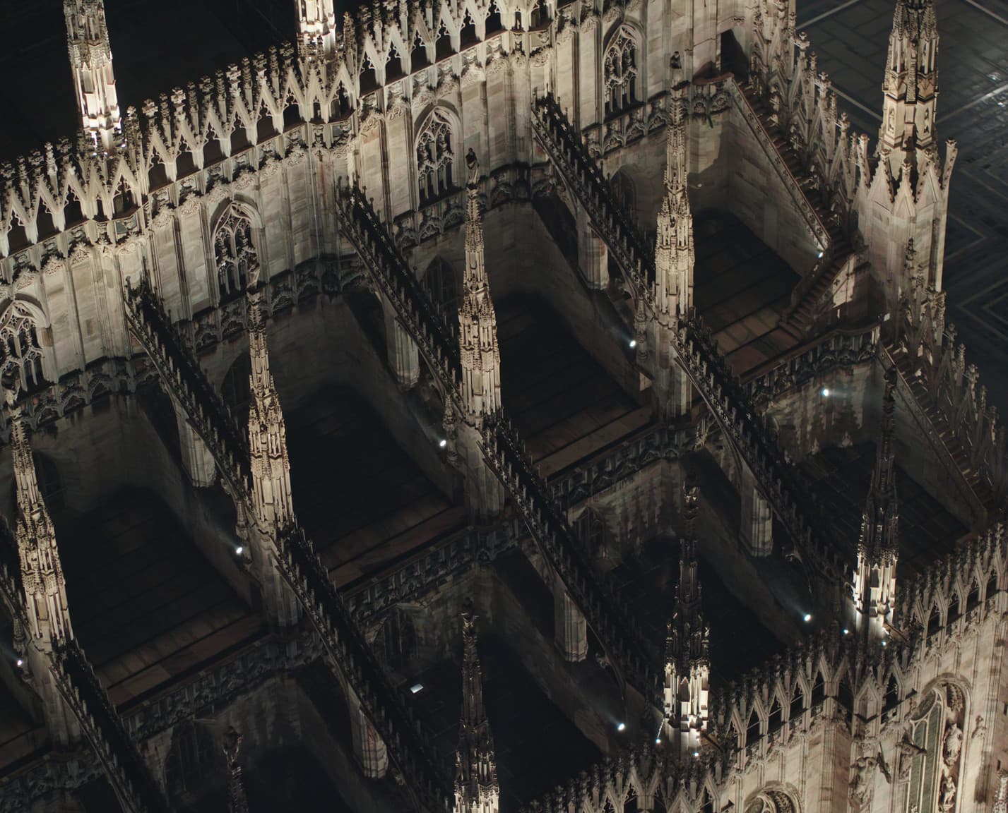 Mailänder Dom Fassade mit ERCO LED Strahlern bei Nacht.