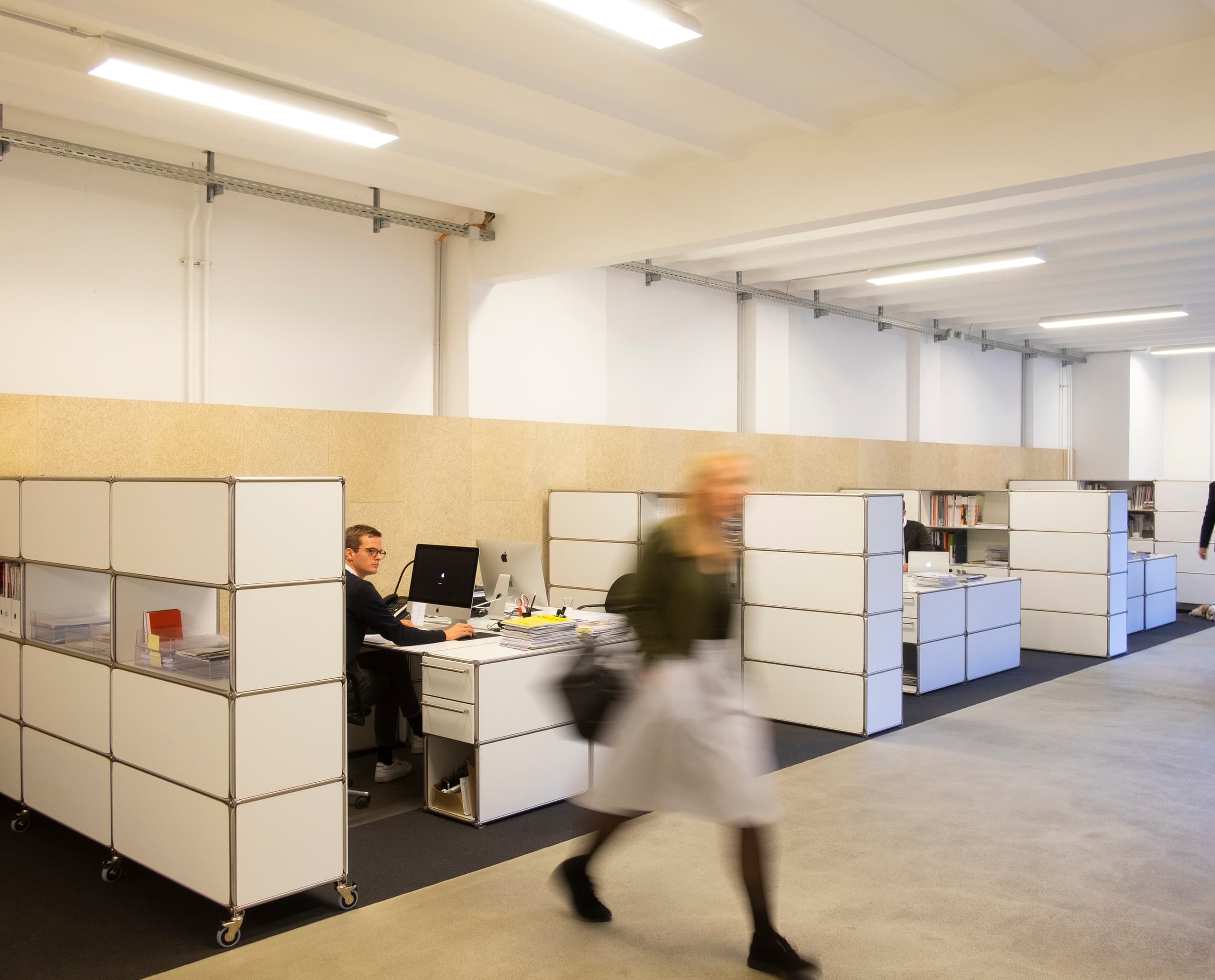 ERCO Jilly Downlights in einem Berliner Büro für flexible Bürobeleuchtung.