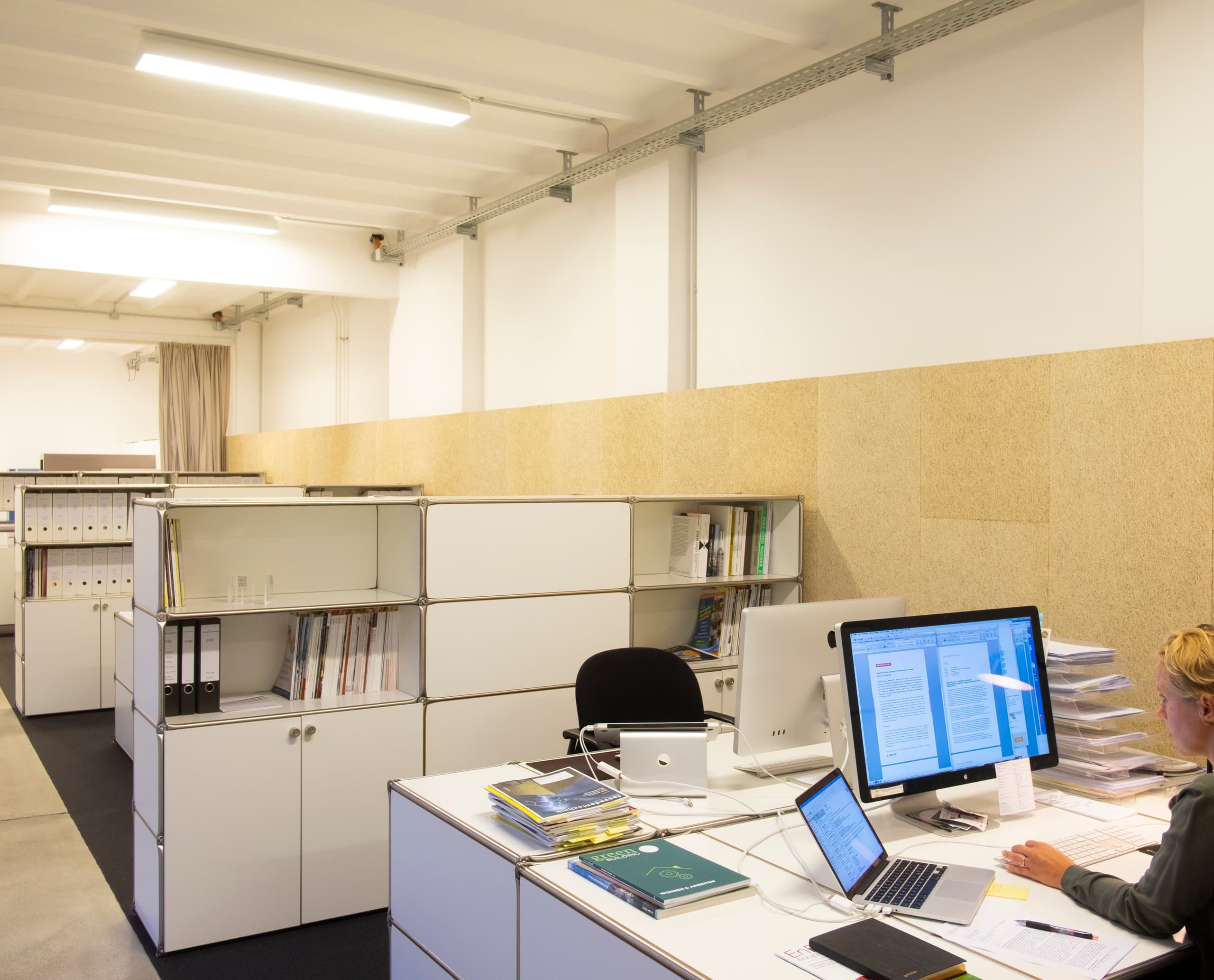 Flexibles ERCO Lichtkonzept mit Jilly Downlights im modernen Büro von mai public relations in Berlin.