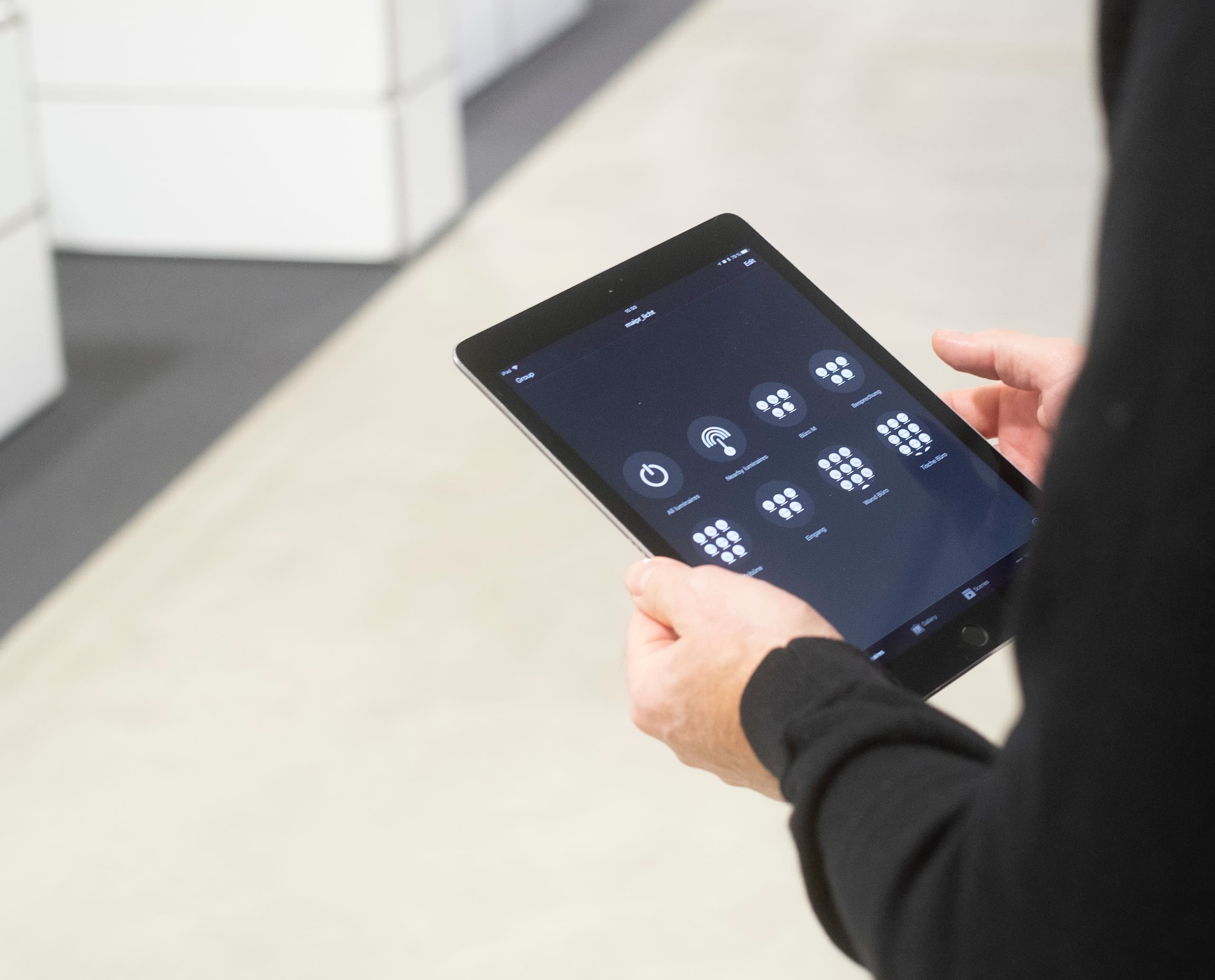 ERCO Casambi App auf einem Tablet zur drahtlosen Steuerung von ERCO Leuchten.