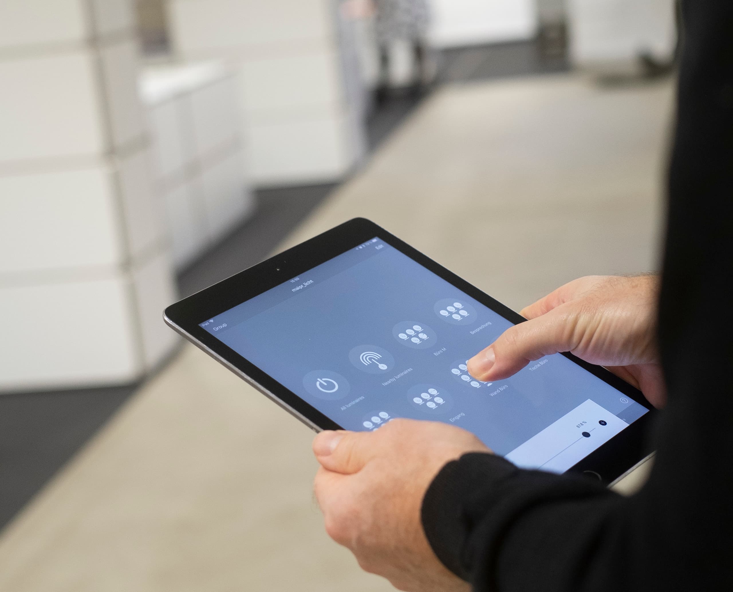 Tablet-Steuerung der ERCO Jilly Downlights für flexibles Bürolayout.