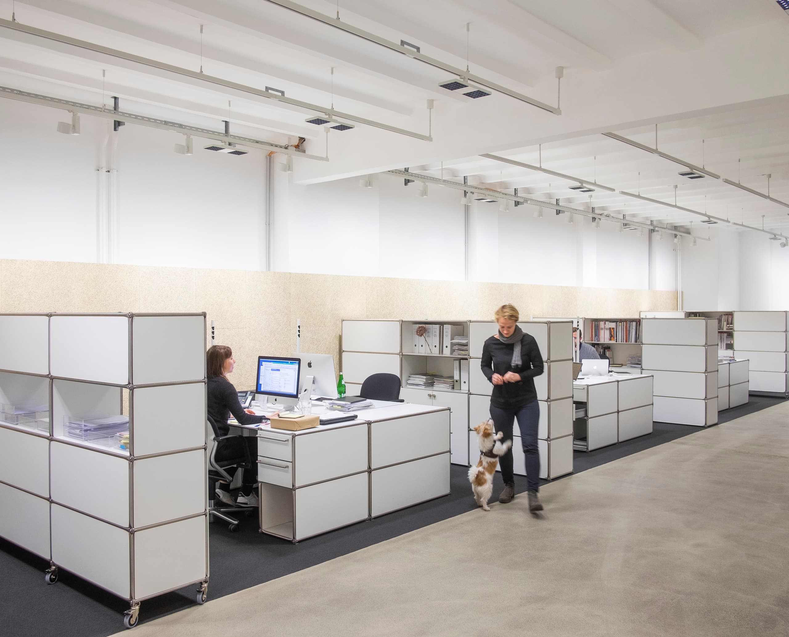 ERCO Jilly Downlights in einem modernen Loftbüro für flexible Bürobeleuchtung.