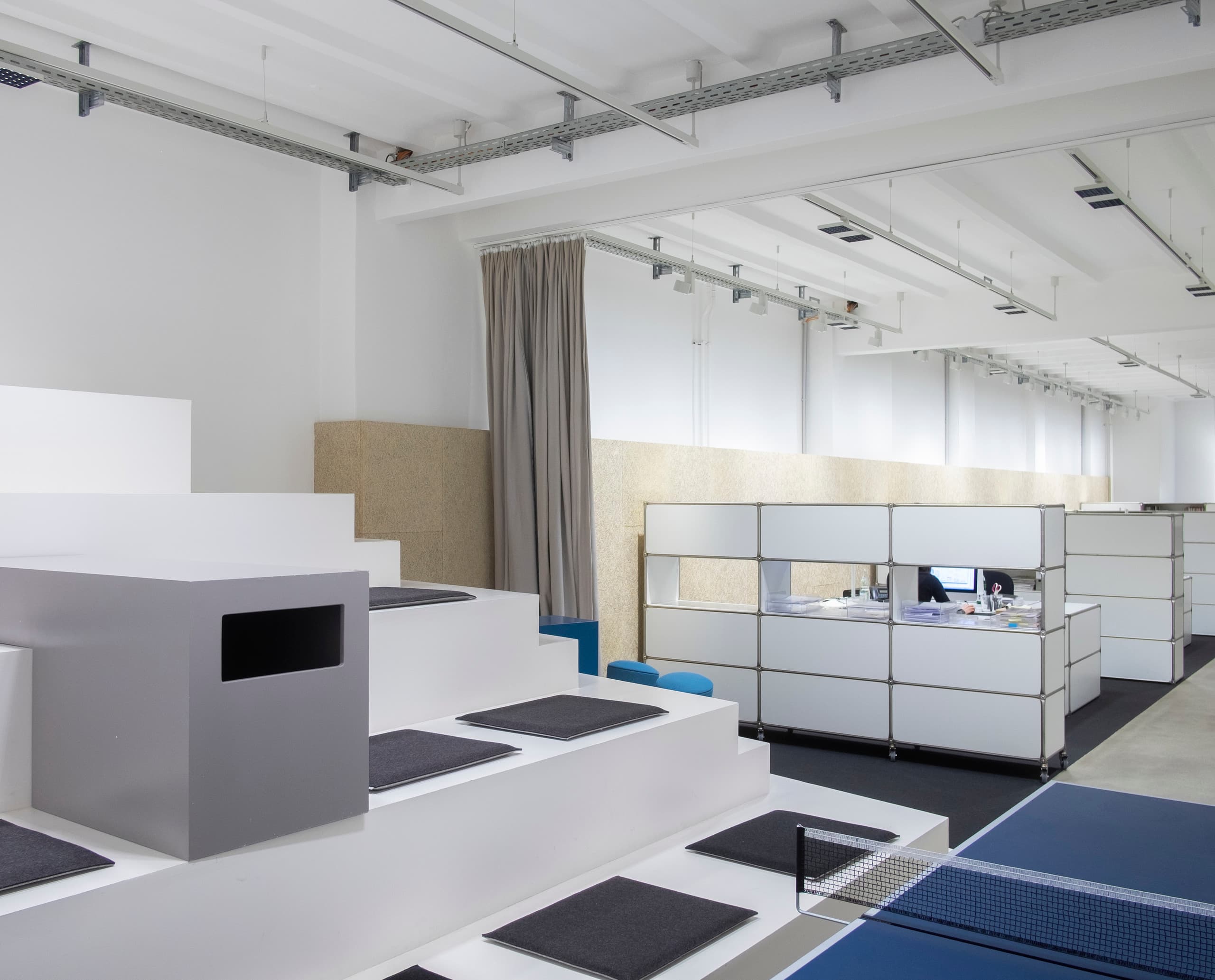 Modernes Loft-Büro von mai public relations in Berlin mit ERCO Jilly Downlights für flexible Beleuchtung.