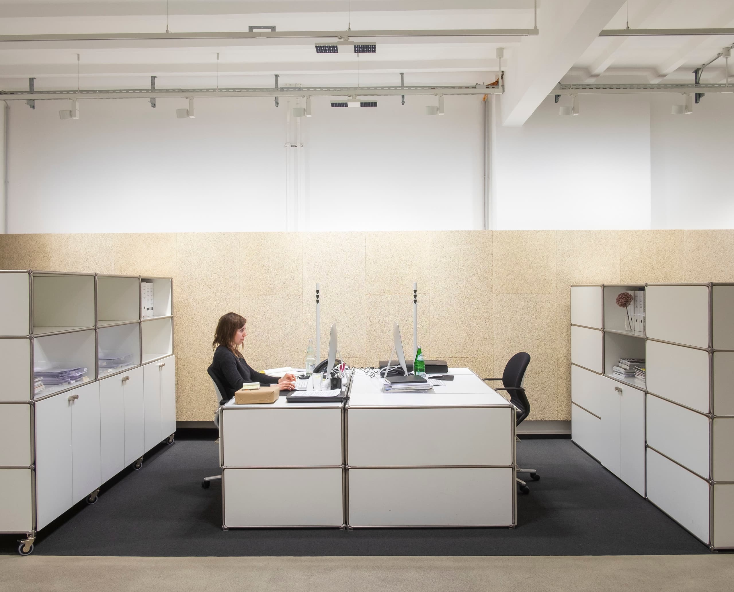 ERCO Jilly Downlights in einem modernen Büro für flexible Beleuchtung.