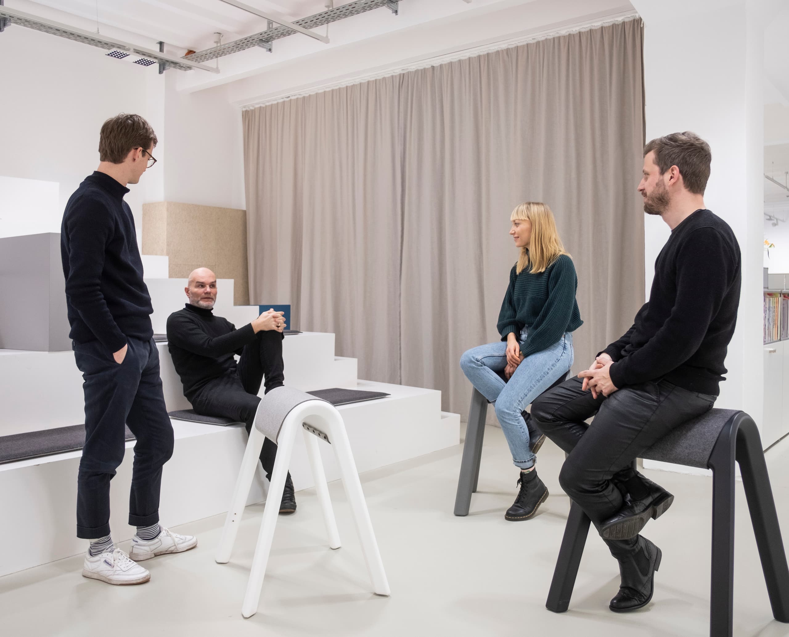 Besprechung im Loftbüro von mai public relations, beleuchtet mit ERCO Jilly Downlights für flexible Bürobeleuchtung.