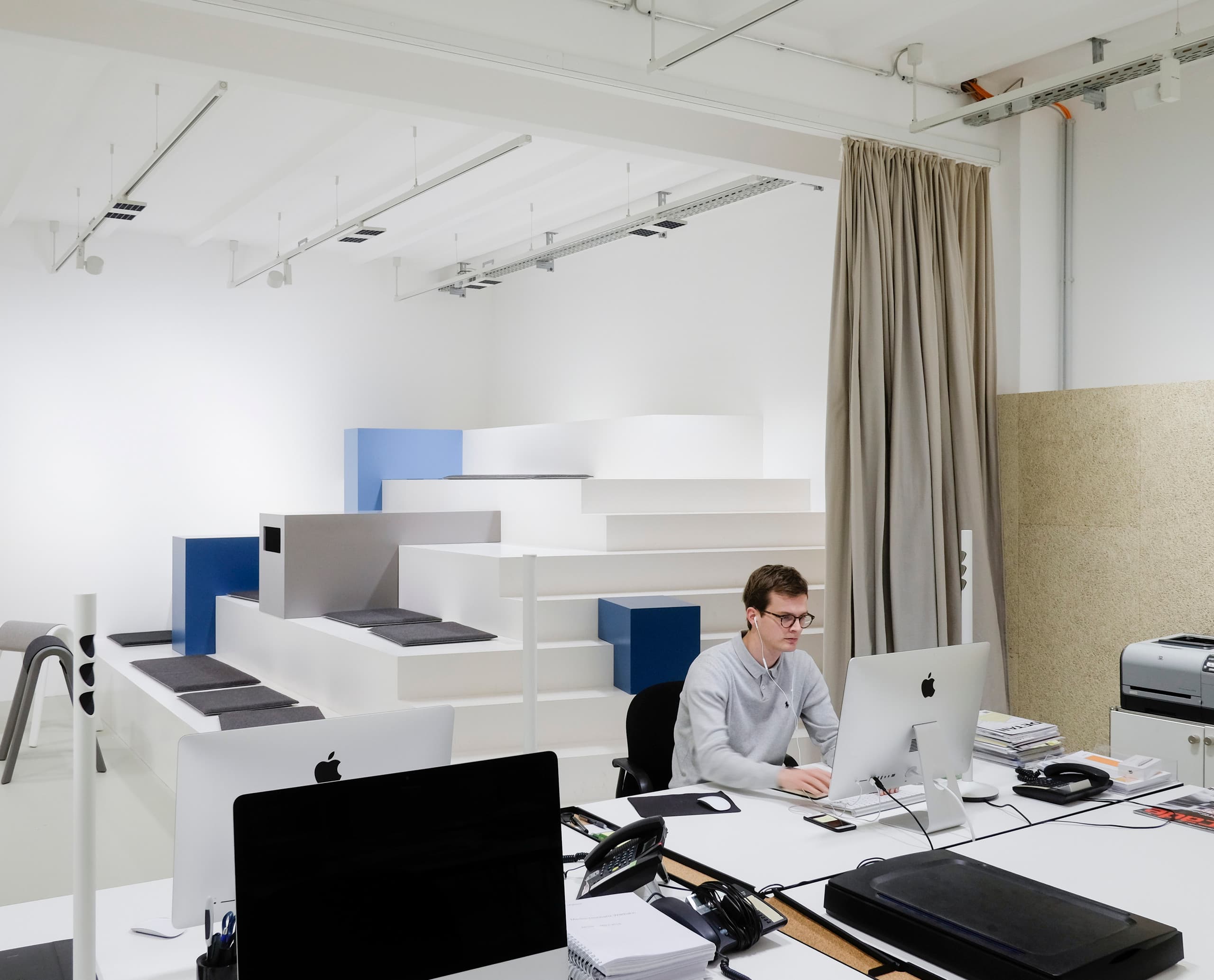 Büro von mai public relations mit ERCO Jilly Downlights für flexible Bürobeleuchtung.