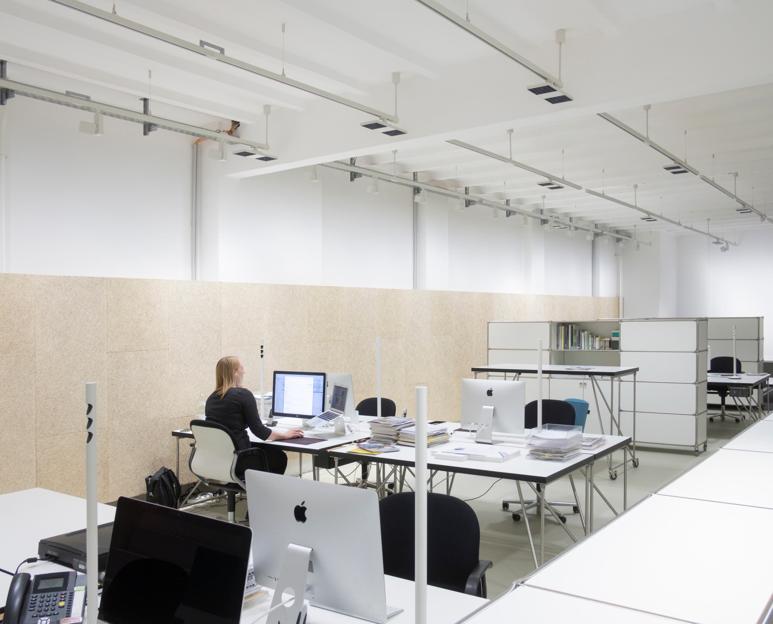ERCO Jilly Downlights in einem modernen Büro von mai public relations in Berlin.