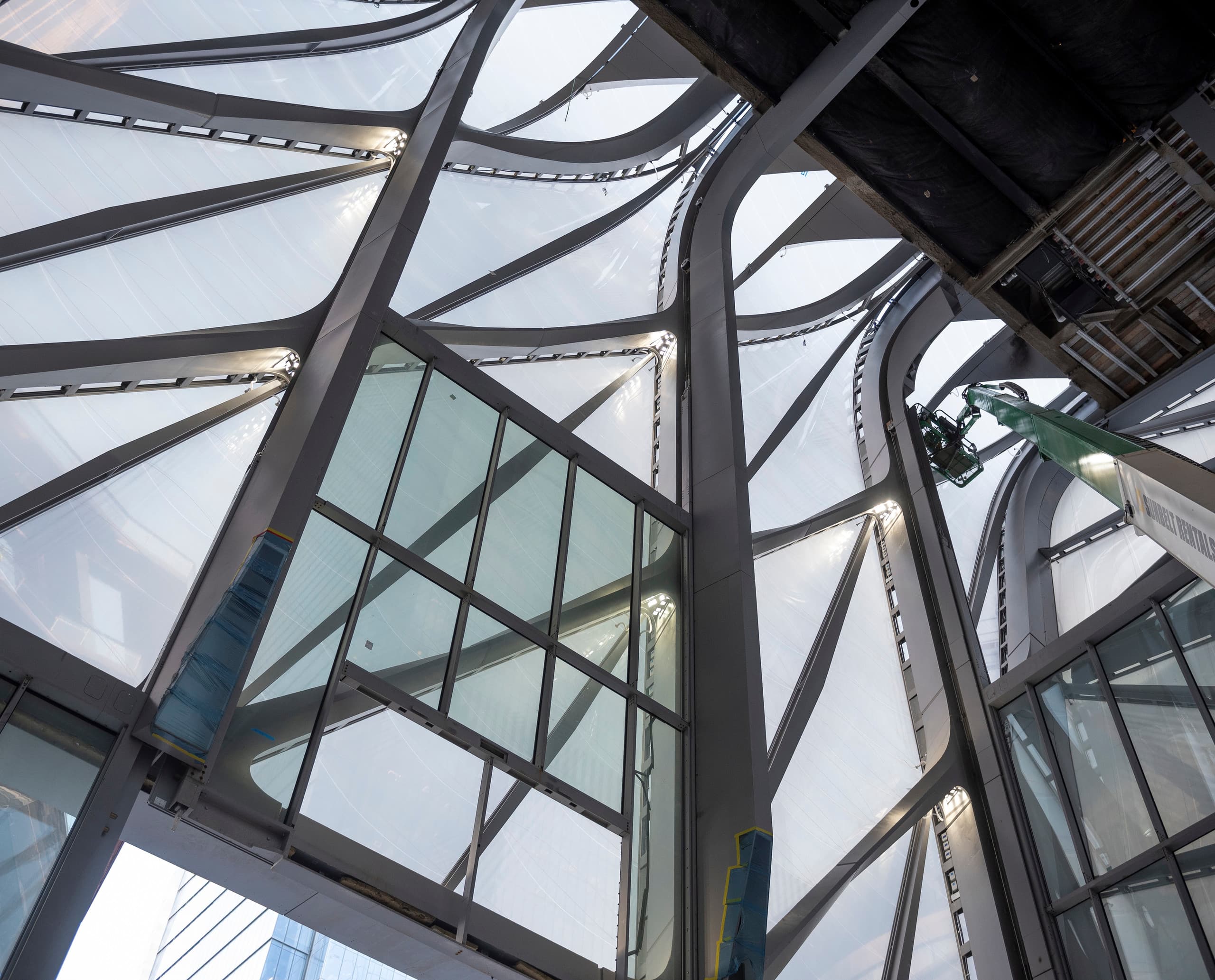 Innenansicht des Shed/Hudson Yards mit ERCO Beleuchtung und ETFE-Kissen.