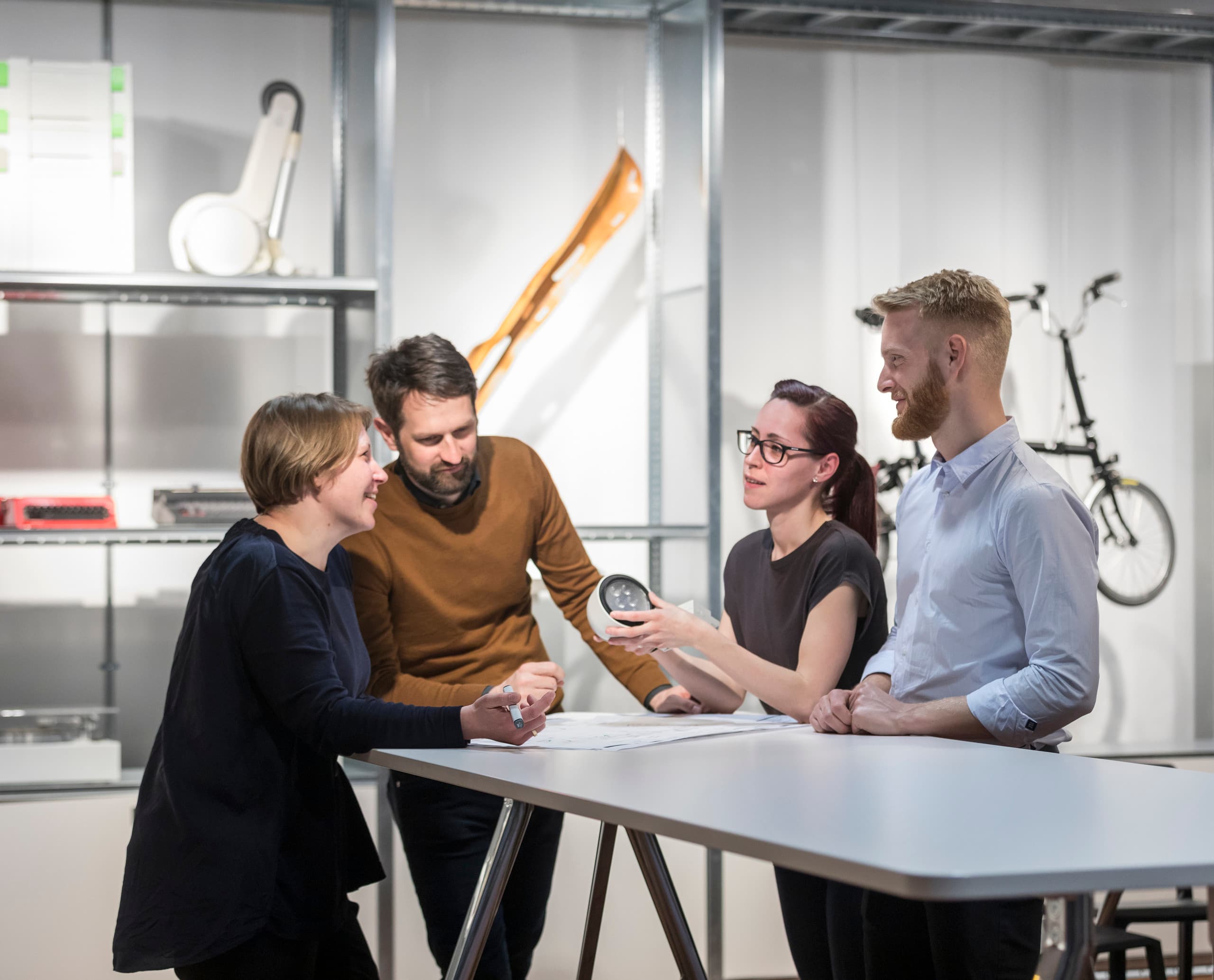ERCO-Team bespricht Lichtlösung, fördert Teamgeist und Innovation im Unternehmen.