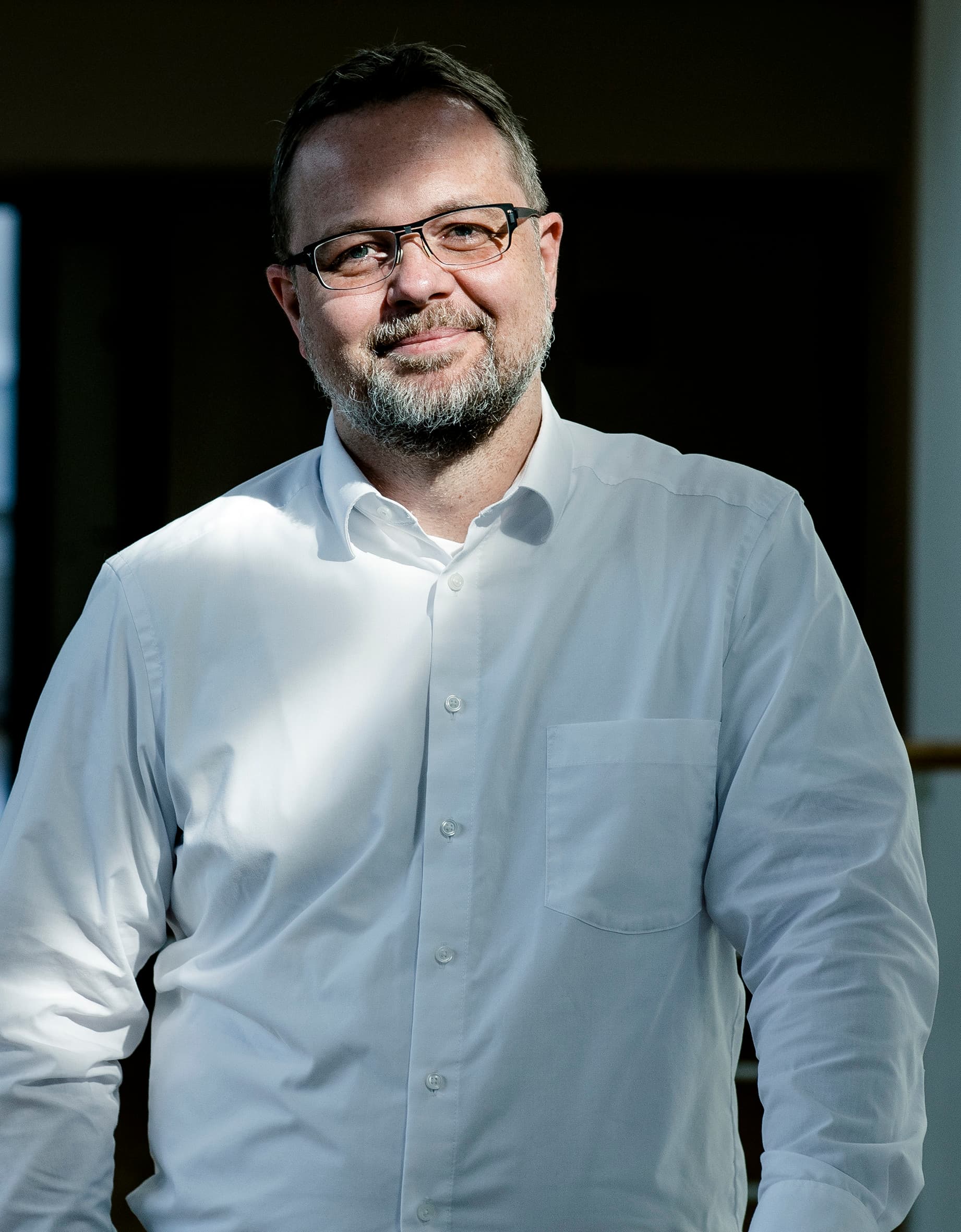 Professioneller ERCO-Mitarbeiter, der Kompetenz und Erfahrung im Bereich Lichtplanung vermittelt.