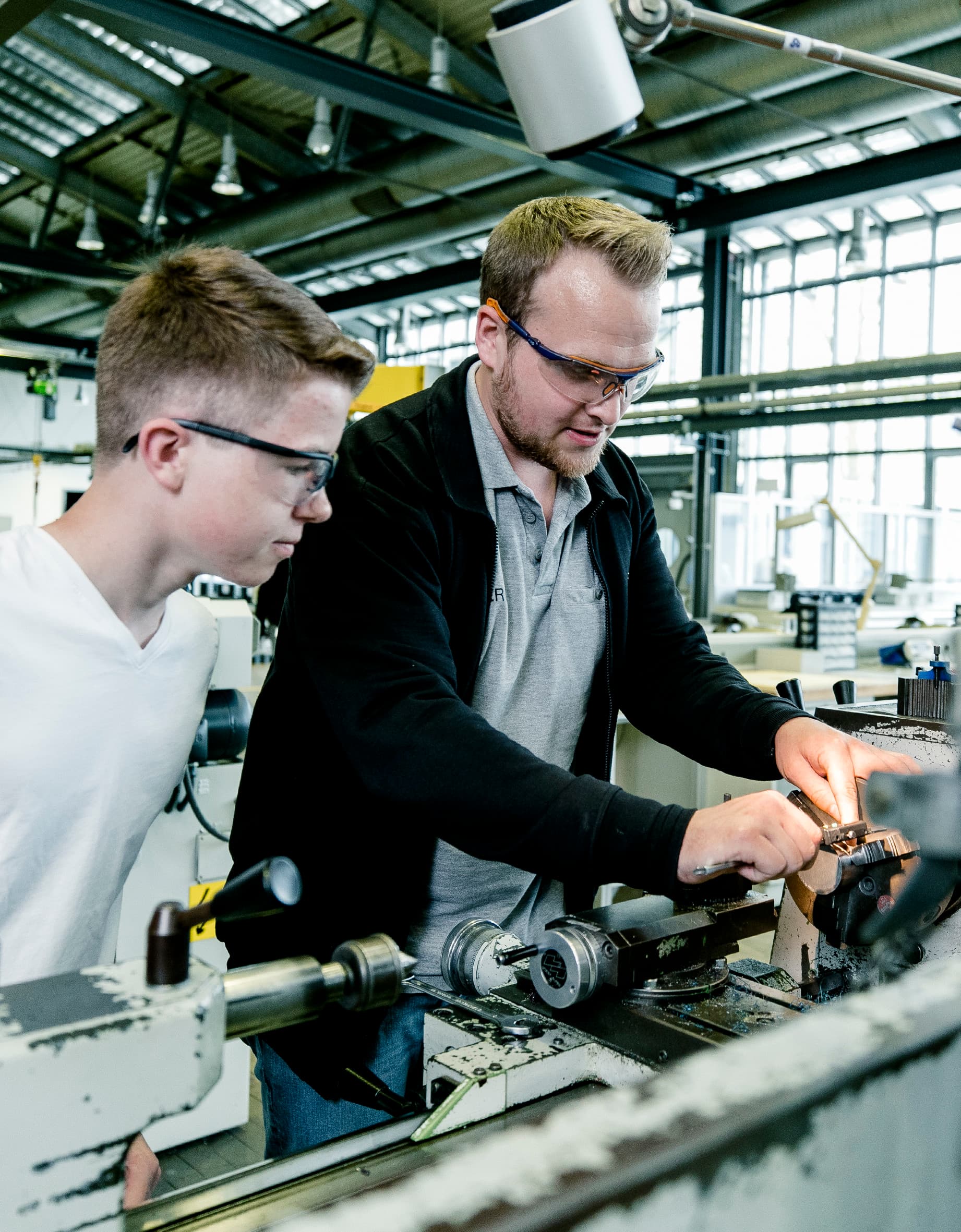 Schülerpraktikum bei ERCO: Einblicke in die Metallbearbeitung mit Schutzbrille.
