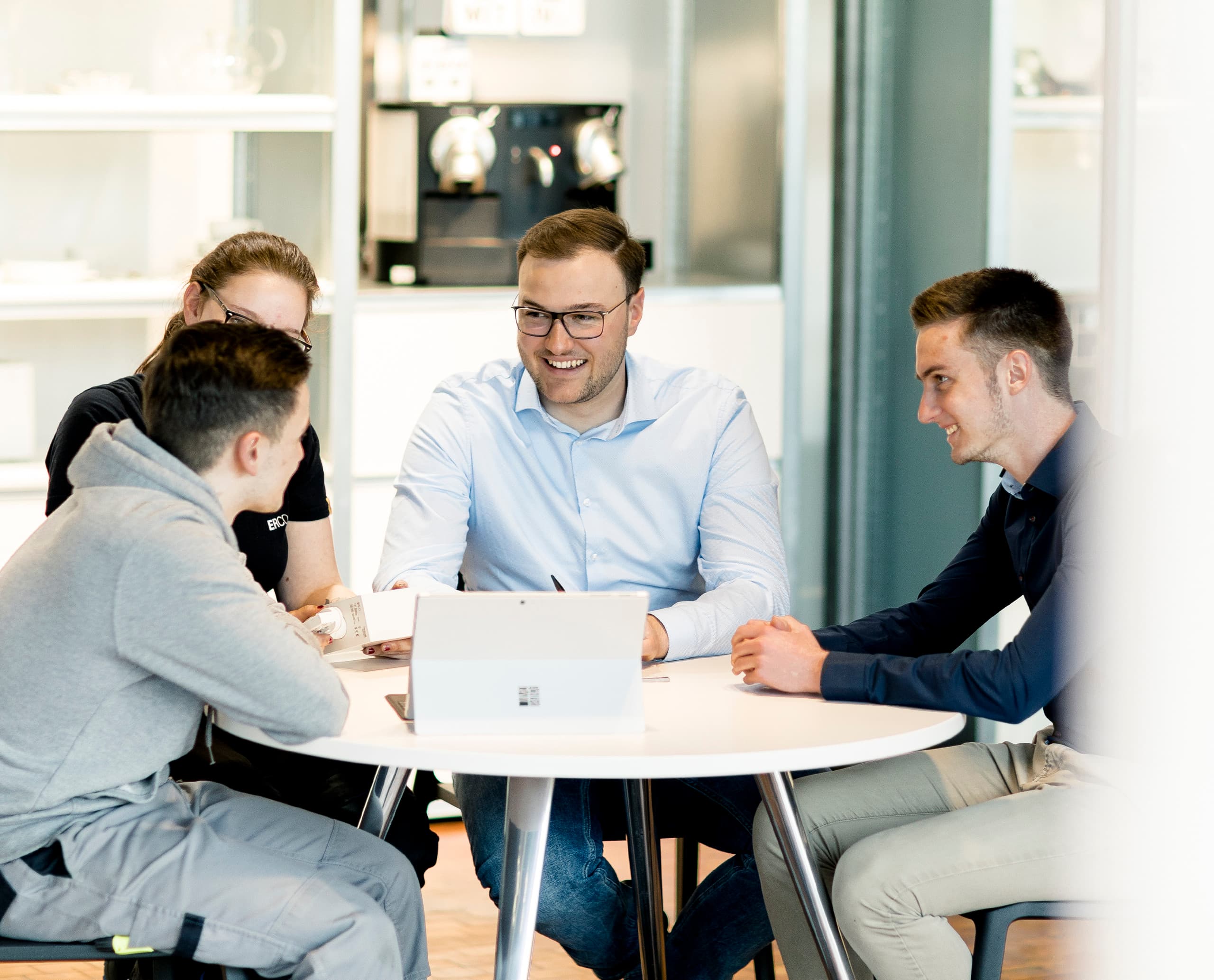 ERCO Vertriebsteam bei der Lichtplanung mit Architekten und Lichtdesignern.