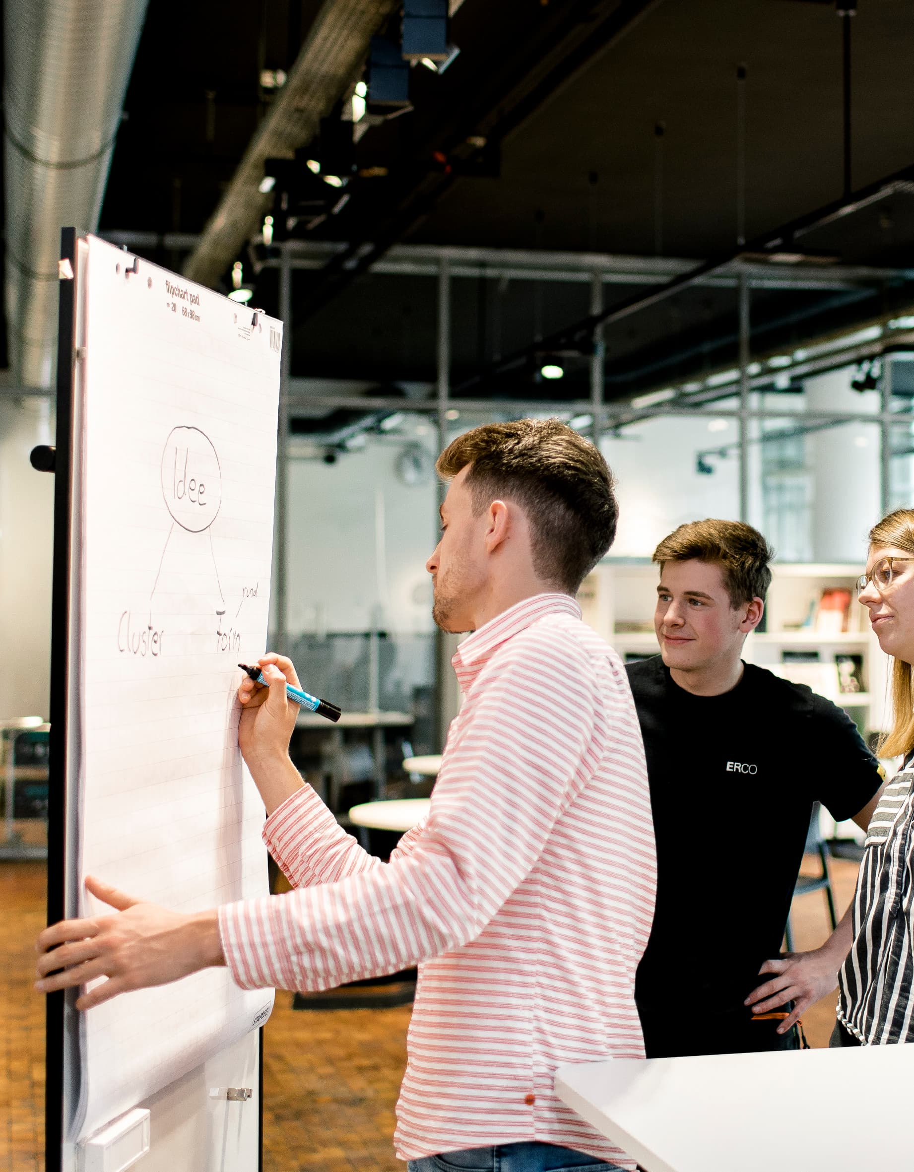 ERCO Studenten beim Brainstorming für Abschlussarbeiten und Praktika im Büro.