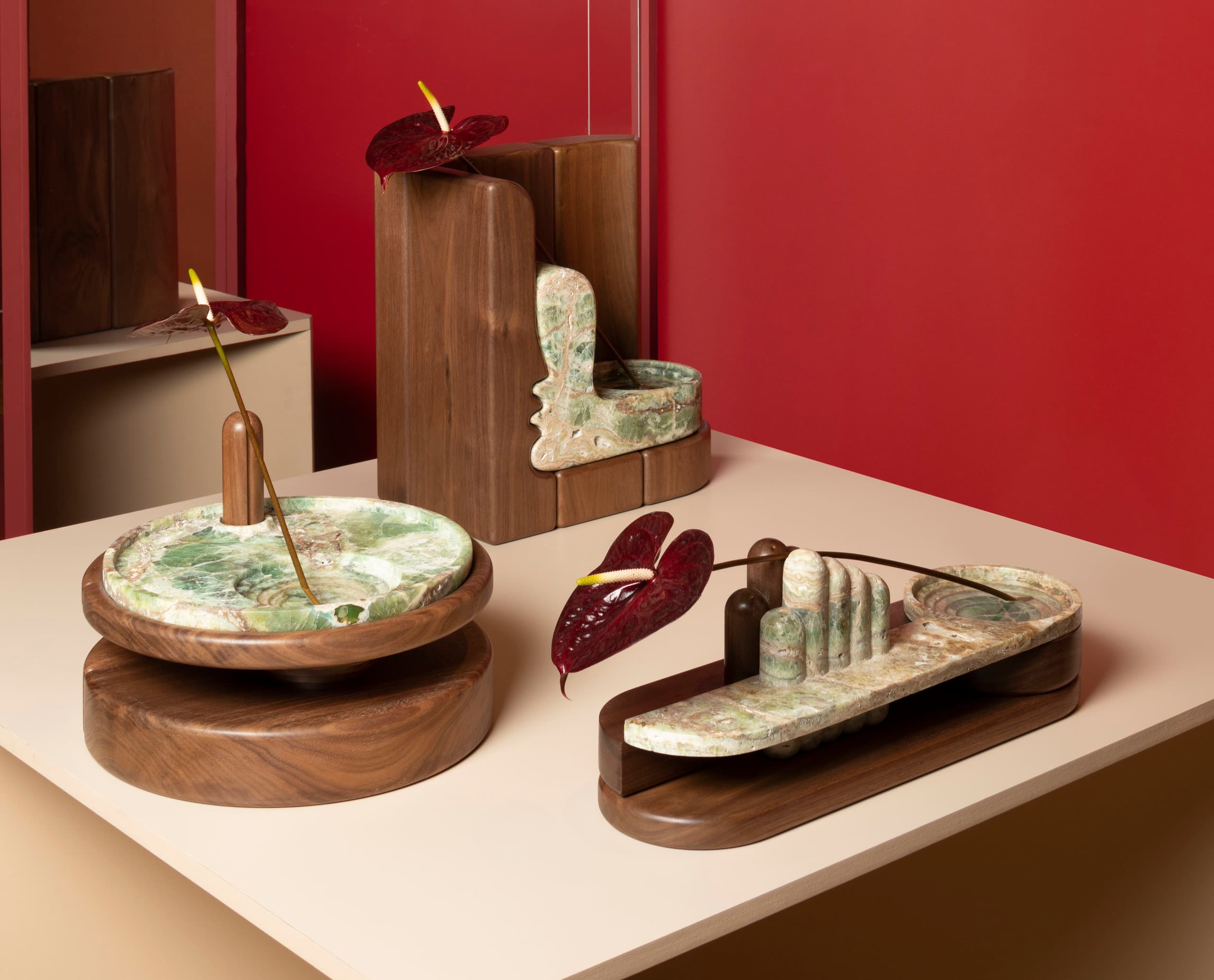 Handgefertigte Designobjekte aus Holz und Stein, ausgestellt auf der Wallpaper Handmade Exhibition.