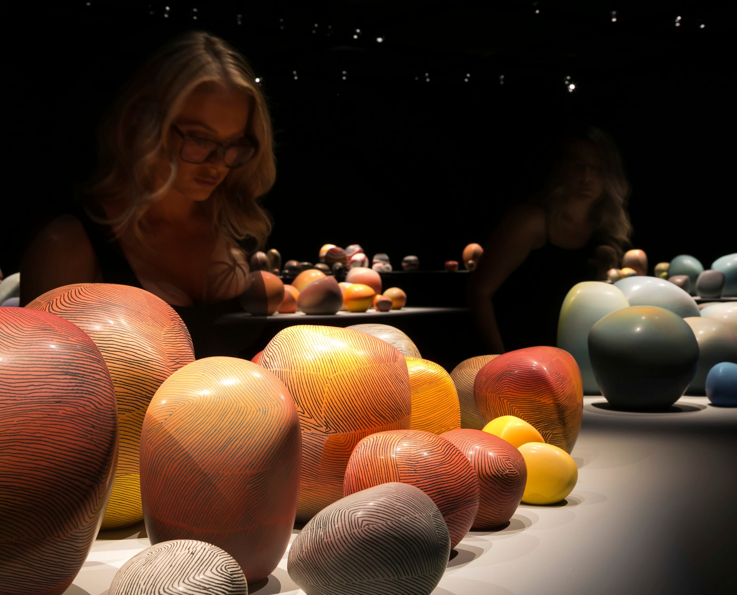 Besucher betrachten Keramiken von Pippin Drysdale in der John Curtin Gallery, beleuchtet mit ERCO LED Strahlern.