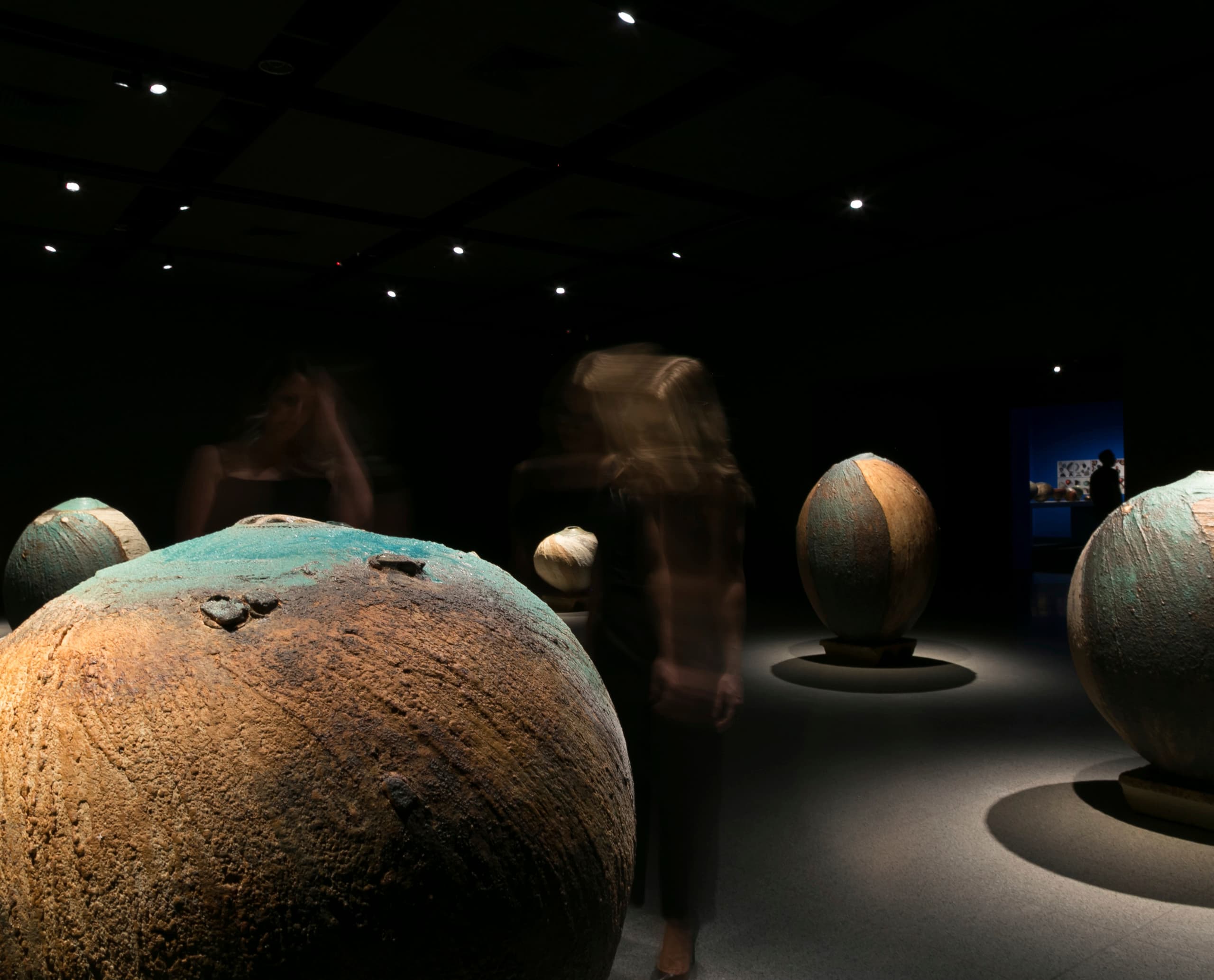 Keramische Kunstwerke in der John Curtin Gallery, beleuchtet mit ERCO LED-Strahlern.