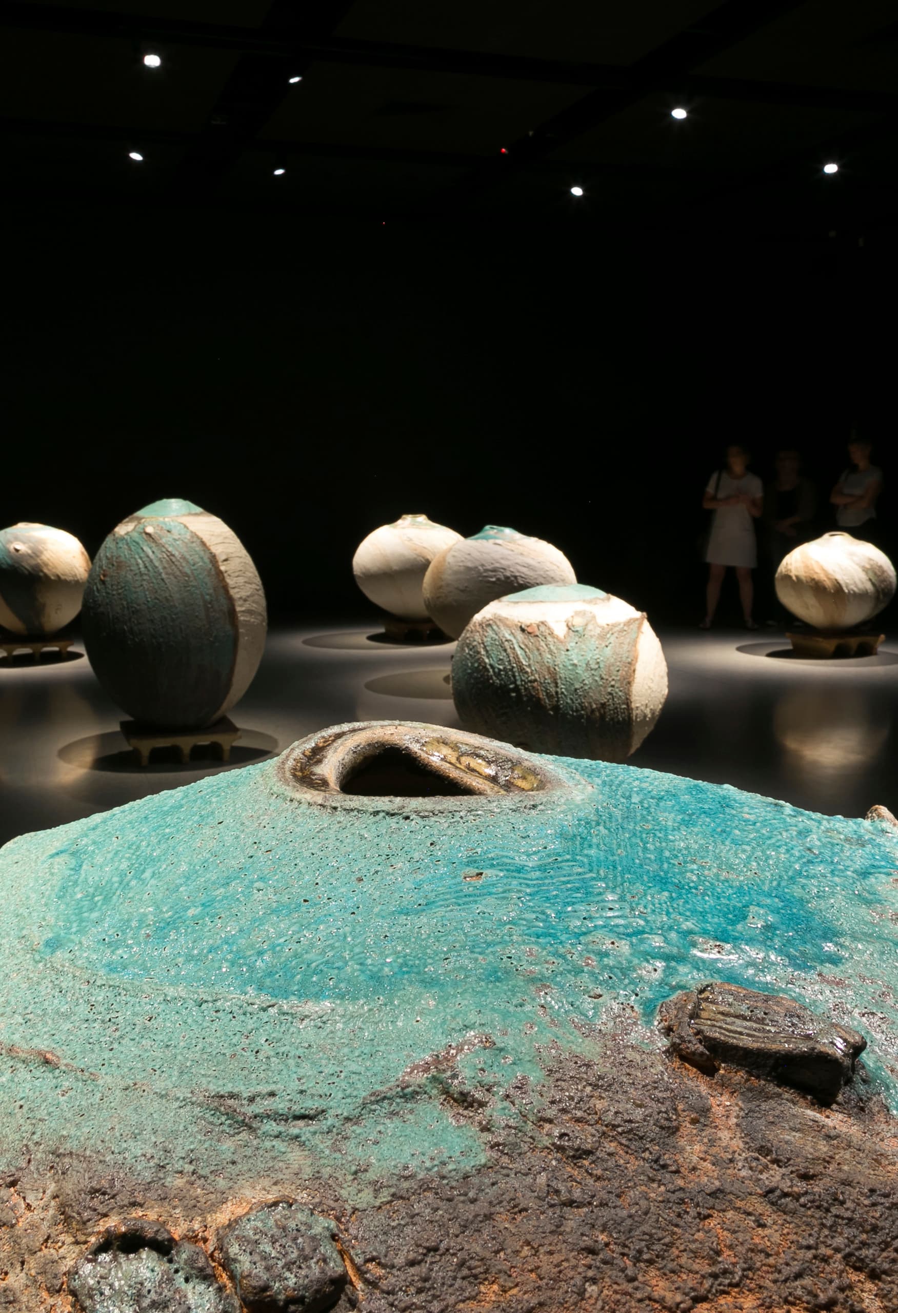 Keramische Kunstwerke von Pippin Drysdale in der John Curtin Gallery, beleuchtet mit ERCO LED Strahlern.