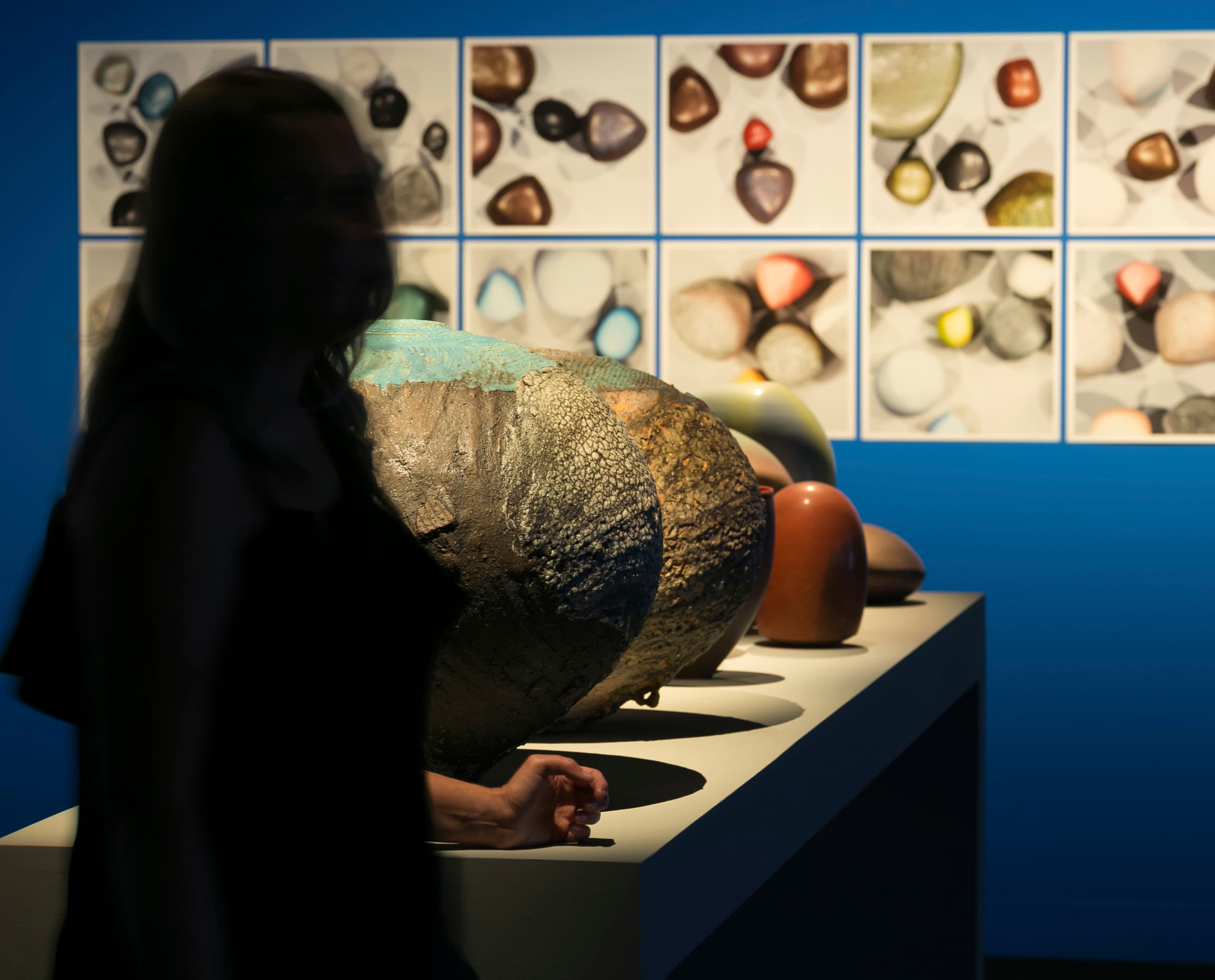 Keramikkunstwerke im John Curtin Gallery, beleuchtet mit ERCO LED-Strahlern.