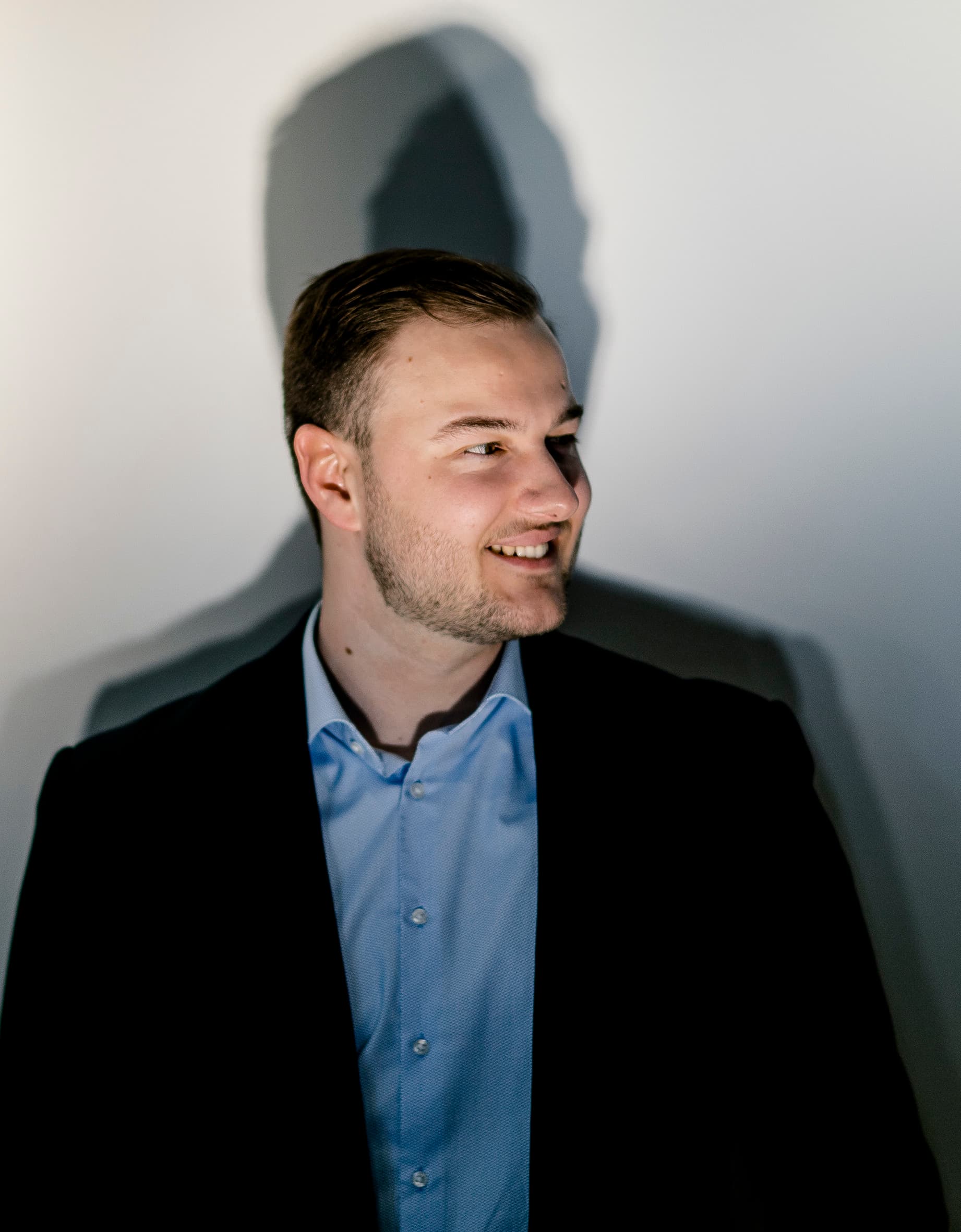 Ein junger Mann im Anzug, der bei ERCO eine Ausbildung oder ein duales Studium absolviert.