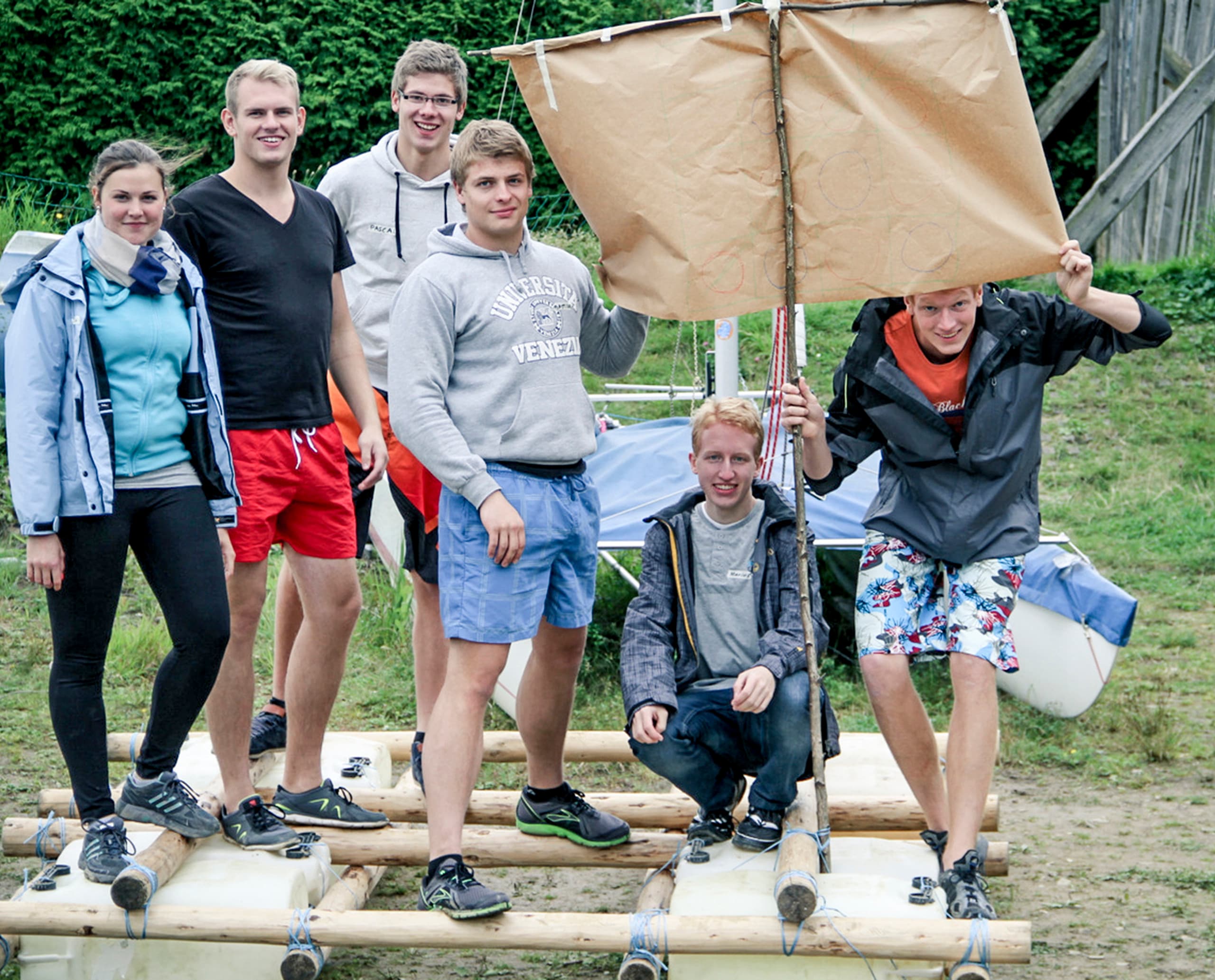 ERCO Auszubildende bauen ein Floß, Teamwork und Spaß bei der praktischen Ausbildung.