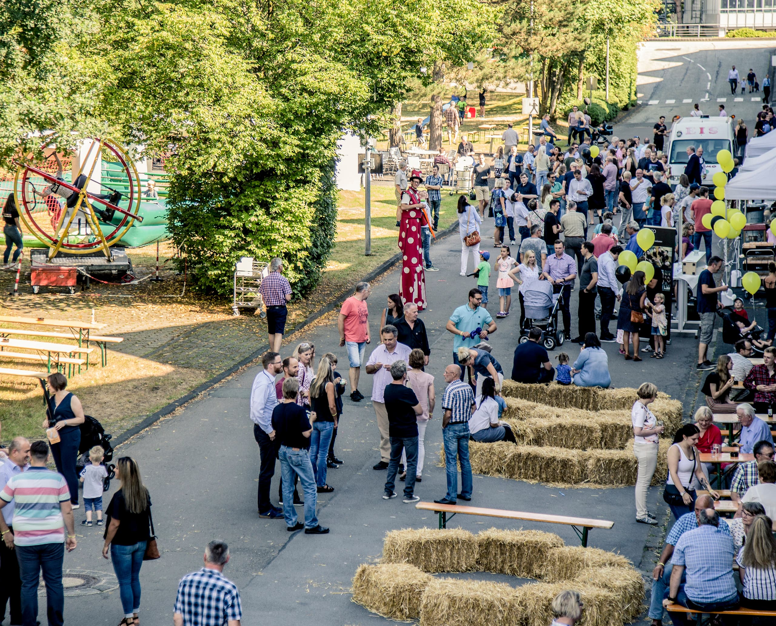 ERCO-Mitarbeiterfest mit Unterhaltung und Gesprächen im Freien.