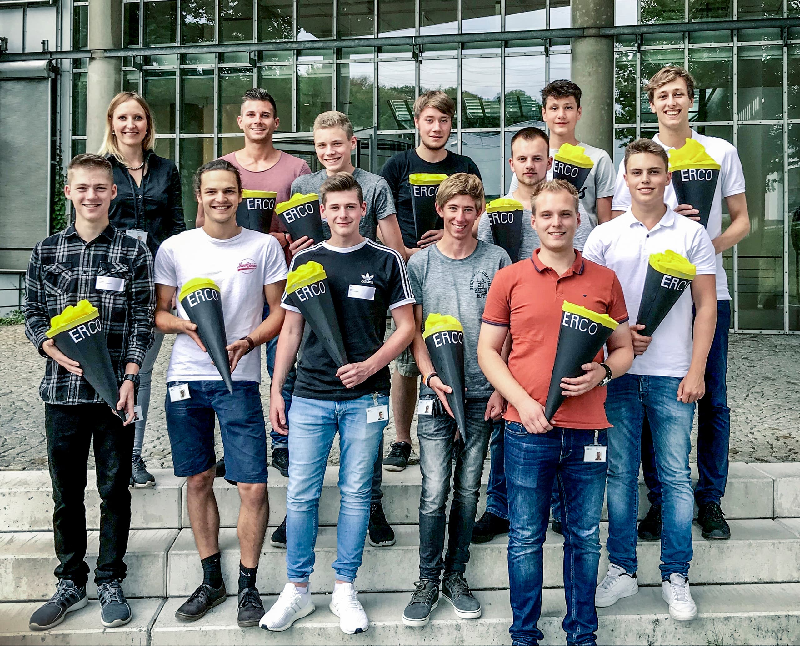 ERCO Auszubildende und duale Studenten mit Schultüten vor dem Firmengebäude.