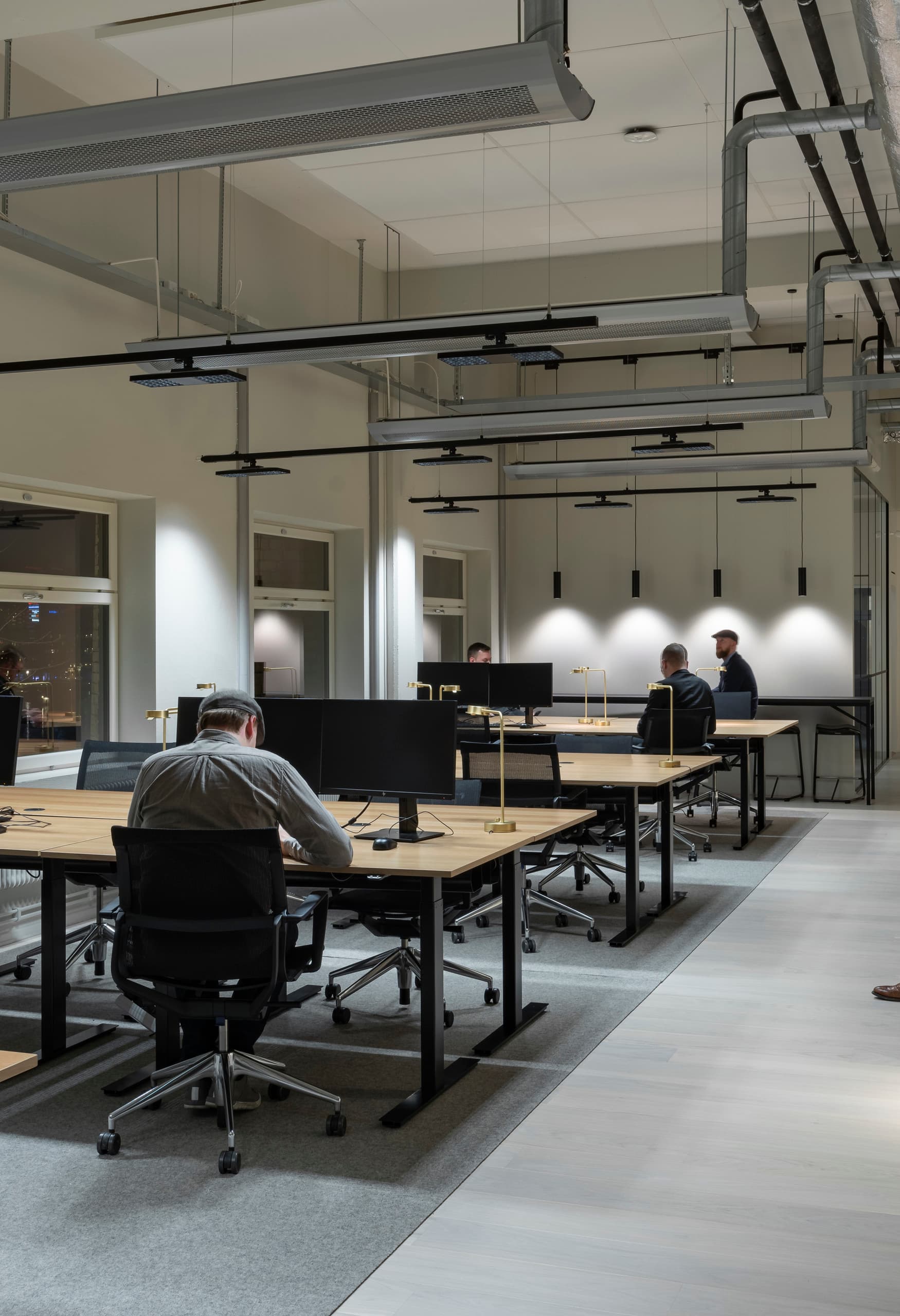 ERCO Jilly Downlights beleuchten moderne Büroräume von Fabege in Stockholm, die flexibles Arbeiten ermöglichen.