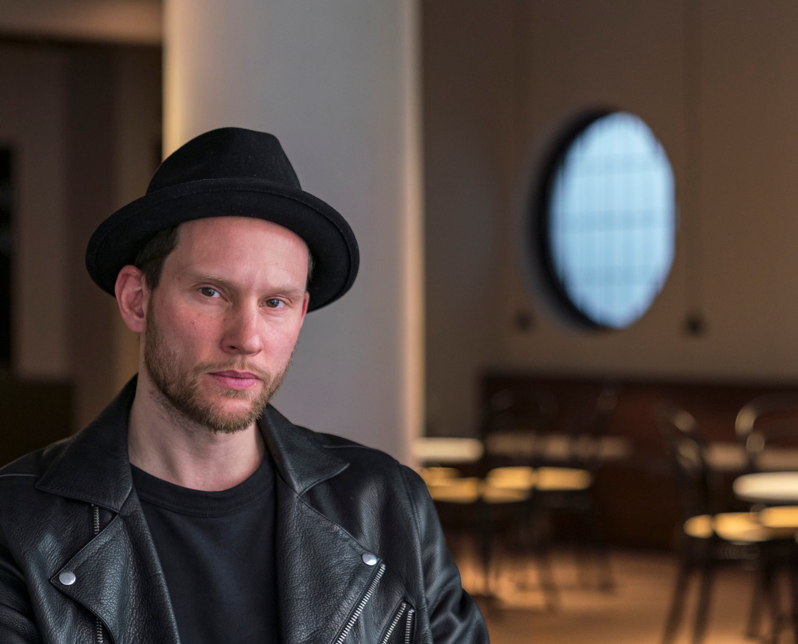 Joaquim de Abreu, Lichtdesigner im Porträt, inszeniert mit ERCO LED-Licht.