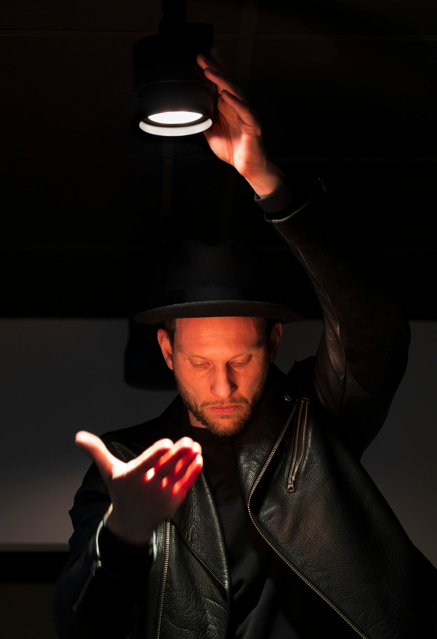 Mann mit ERCO Jilly Downlight für flexible Bürobeleuchtung in Stockholm.
