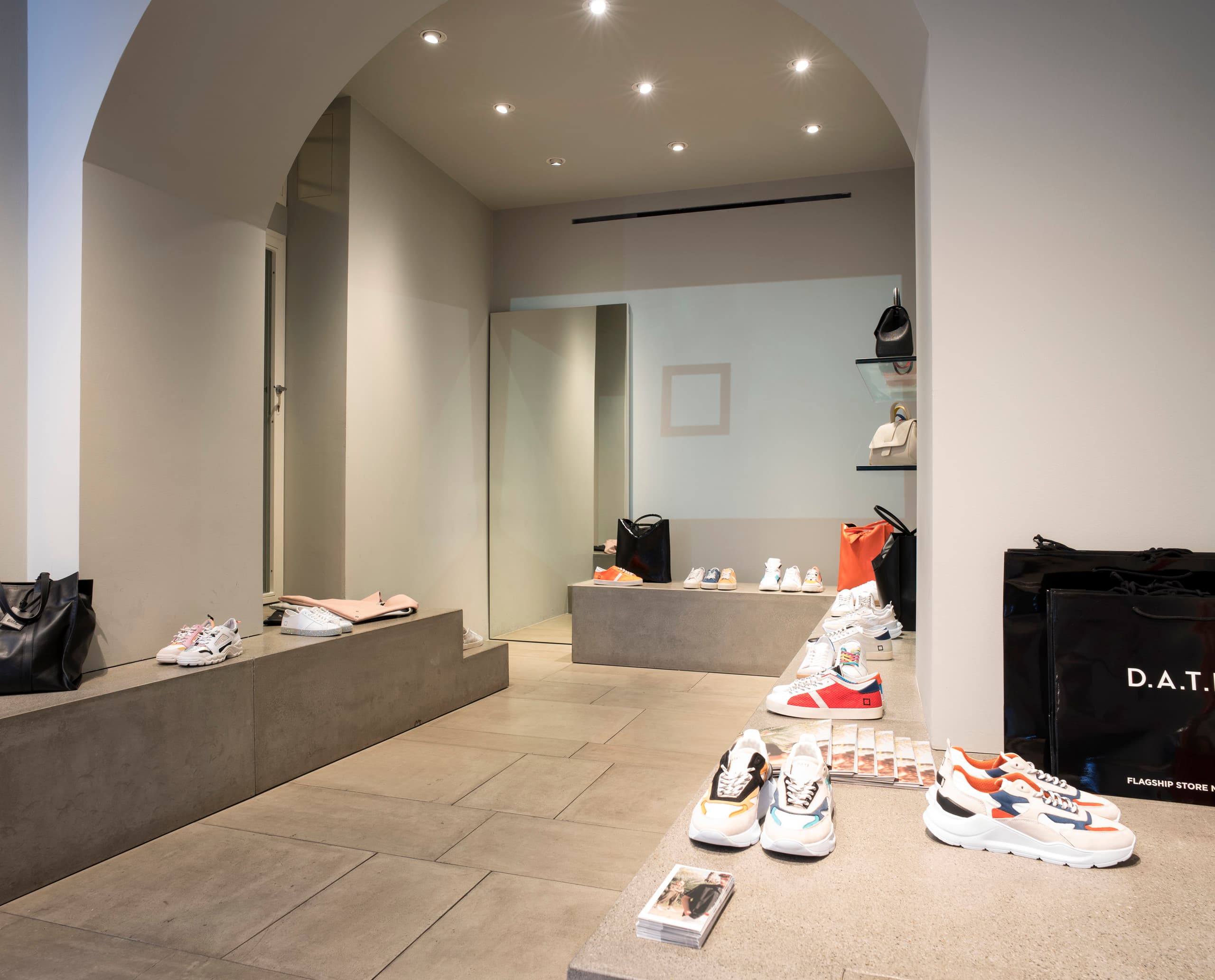 D.A.T.E. Sneaker-Store in Mailand, beleuchtet mit ERCO Strahlern für flexible Warenpräsentation.