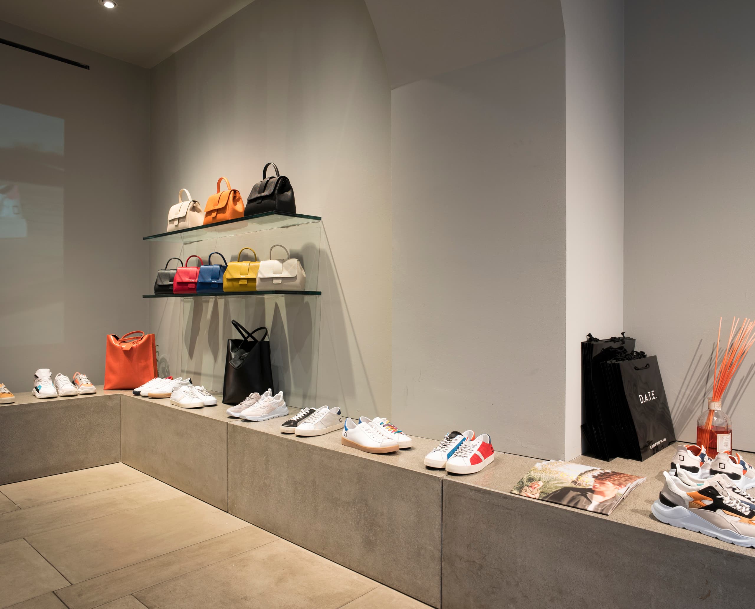D.A.T.E. Sneaker-Store in Mailand mit ERCO-Beleuchtung für eine flexible Warenpräsentation.