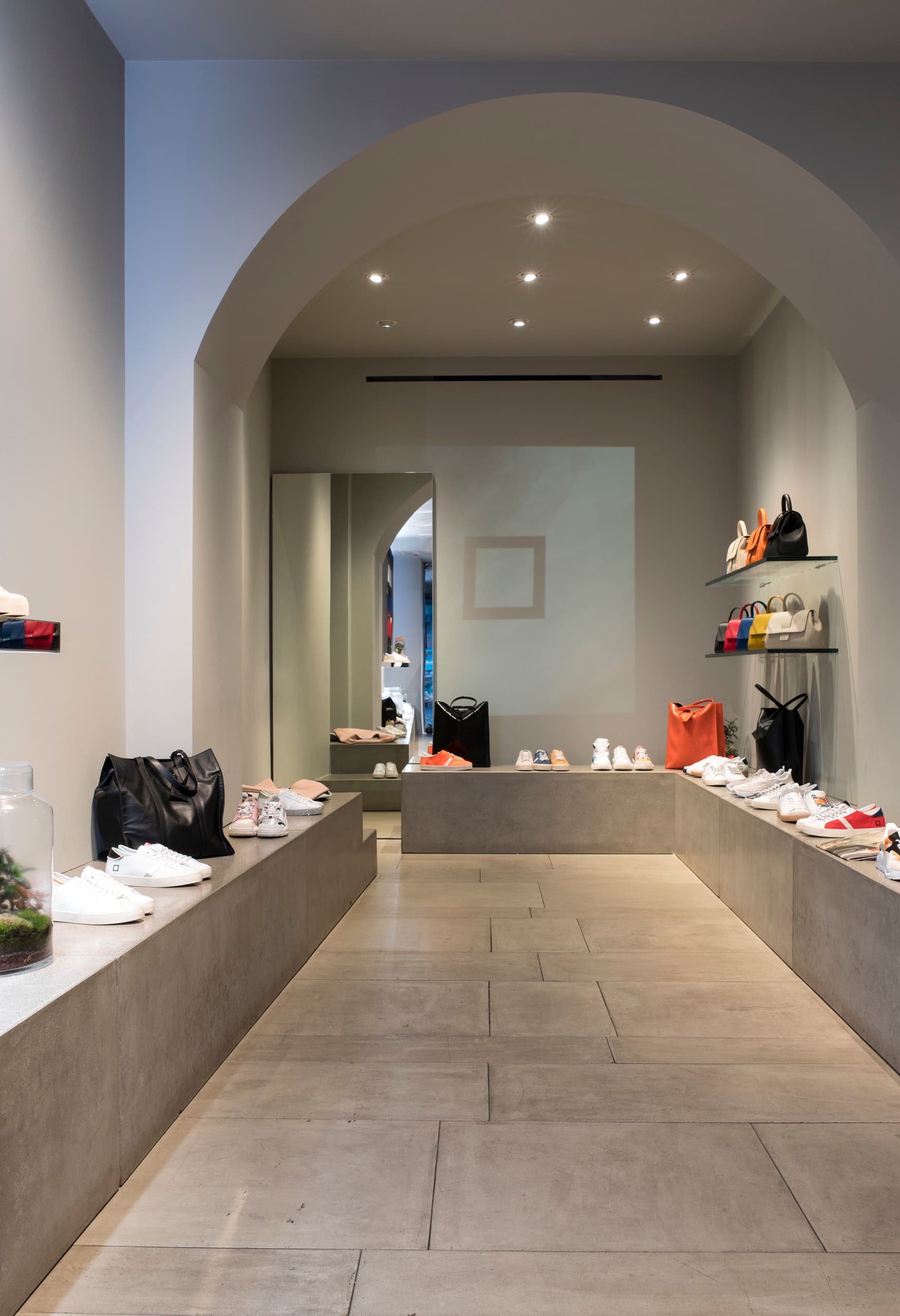 D.A.T.E. Sneaker-Store in Mailand mit ERCO-Beleuchtung für eine flexible Warenpräsentation.