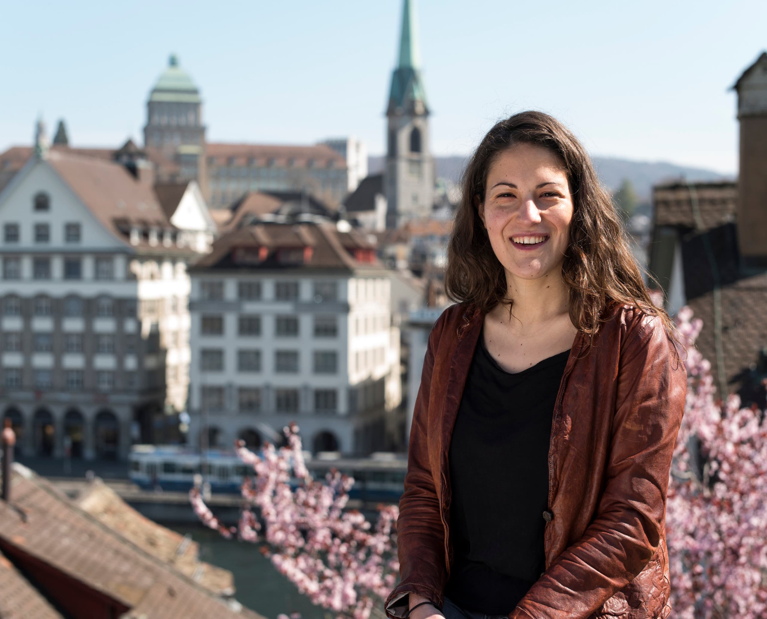 Architektin Serena Santini vor der Zürcher Skyline, die das Lichtdesign für den D.A.T.E. Store in Mailand entwarf.