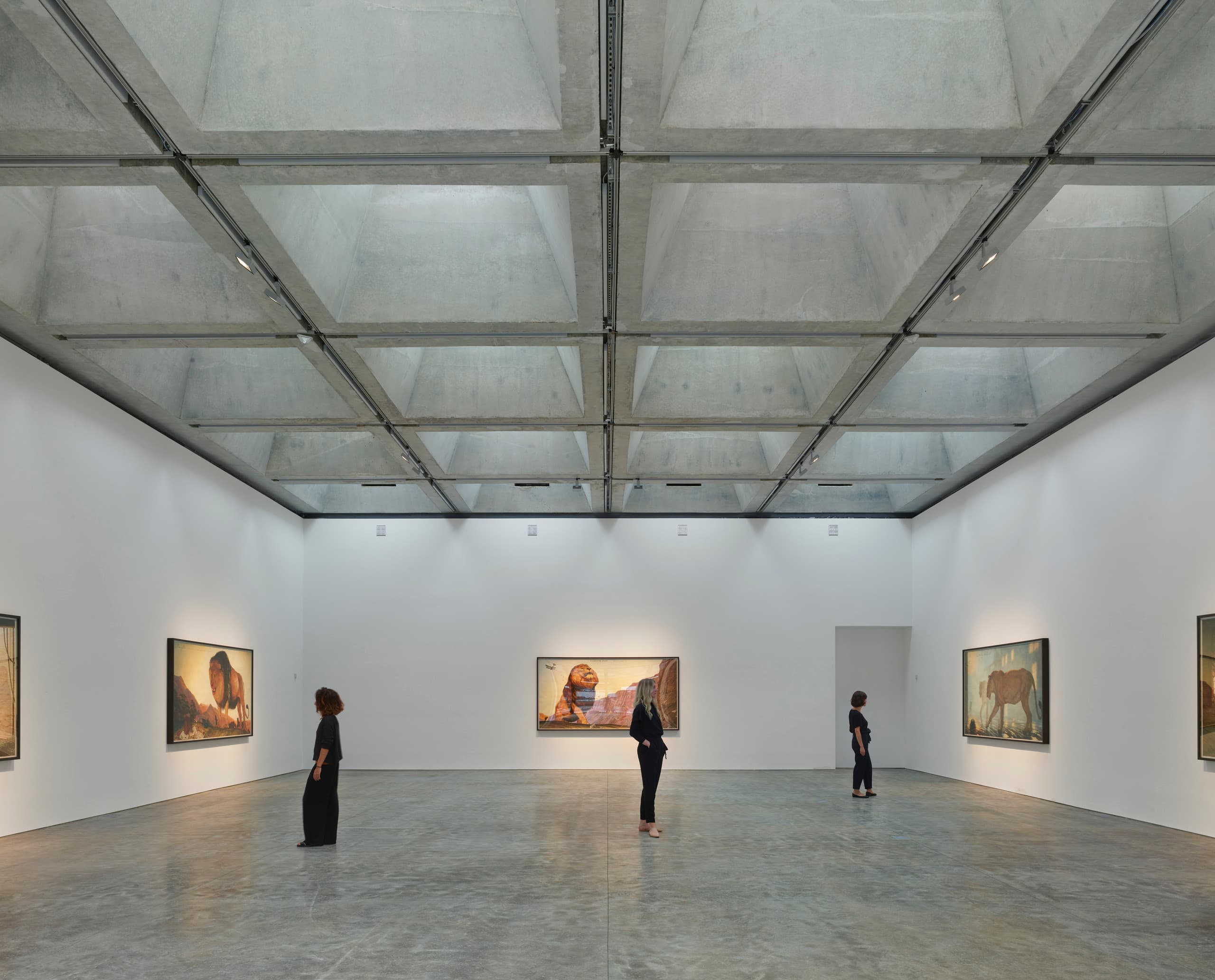 Innenansicht der Kasmin Gallery mit ERCO Beleuchtung für flexible Ausstellungen.