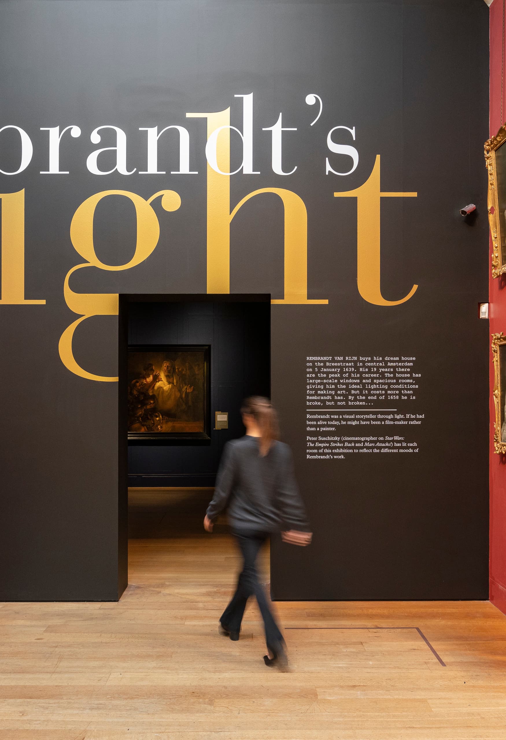 Besucher in der Dulwich Picture Gallery, die Rembrandts Lichtausstellung mit ERCO LED-Strahlern beleuchtet.