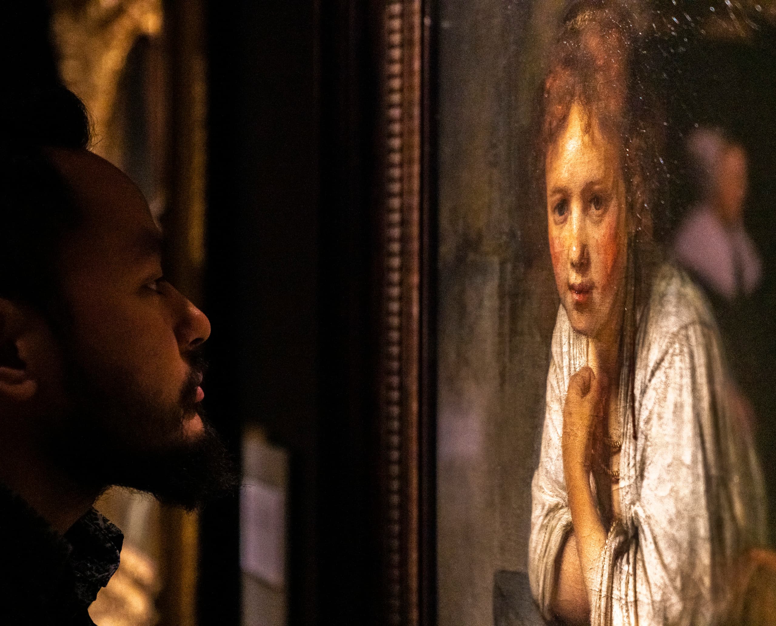 Ein Besucher betrachtet ein Gemälde von Rembrandt in der Dulwich Picture Gallery, beleuchtet mit ERCO LED-Strahlern.