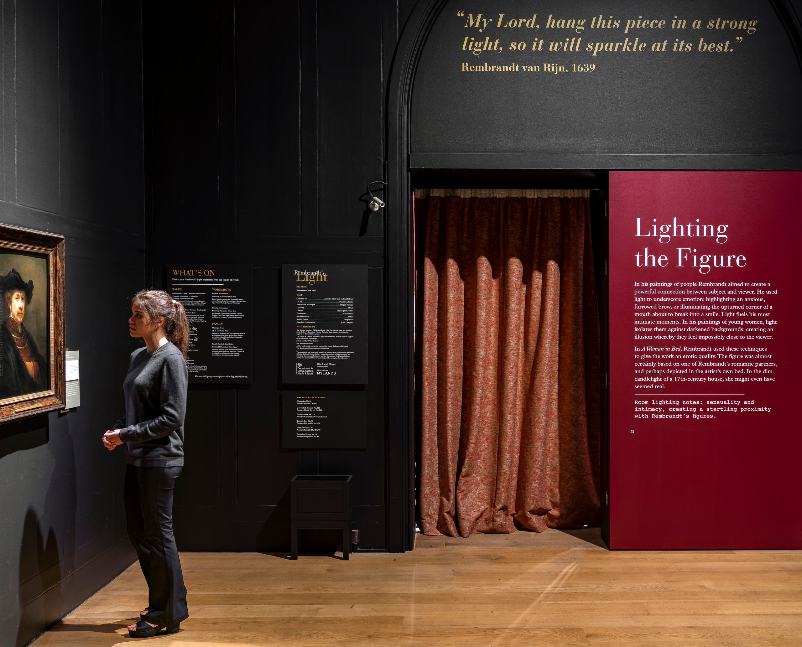 Besucherin betrachtet Rembrandts Gemälde in der Dulwich Picture Gallery, beleuchtet mit ERCO LED-Strahlern.