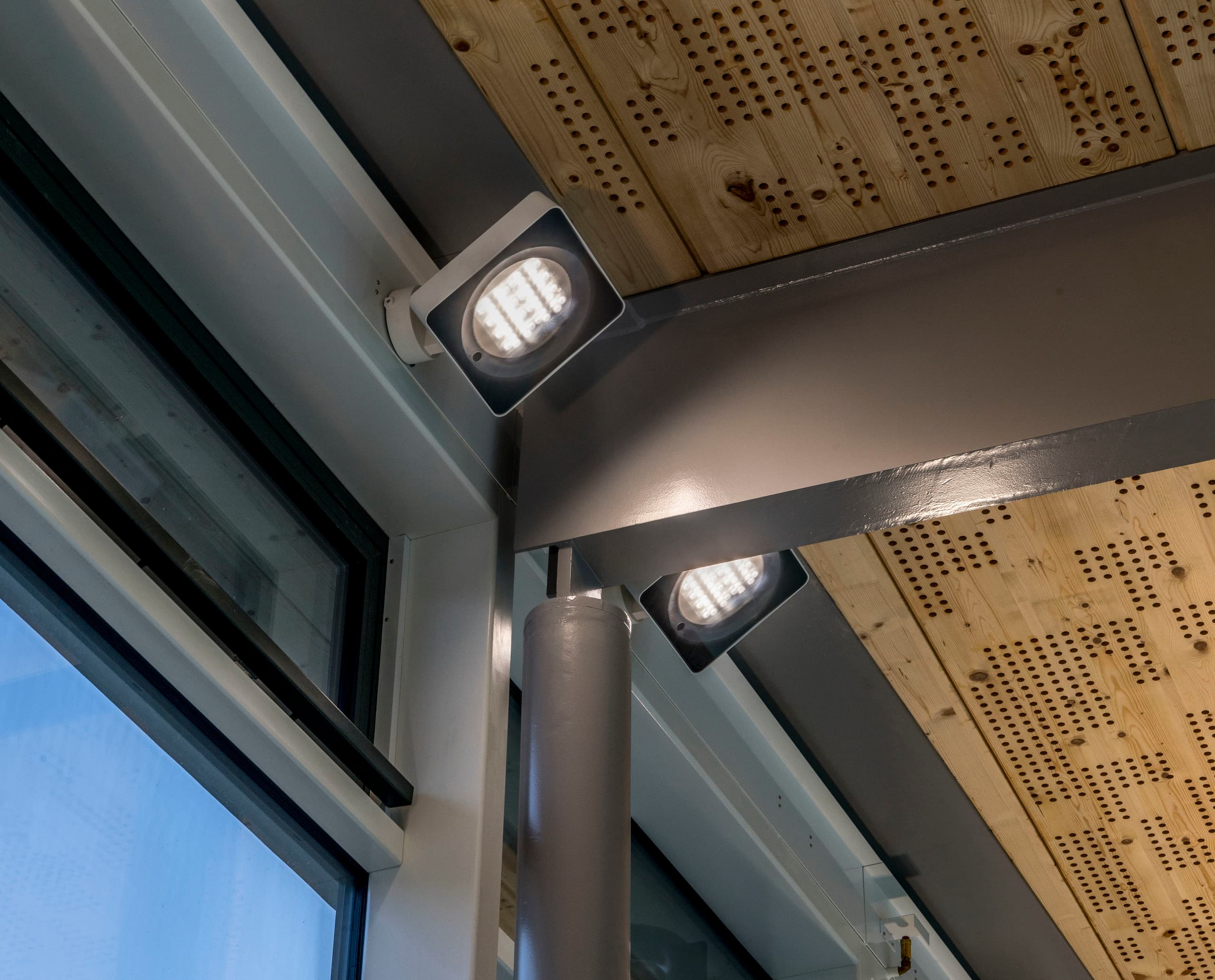 ERCO Lightscan Strahler im Sportbad Friedrichshafen, akzentuierte Beleuchtung.