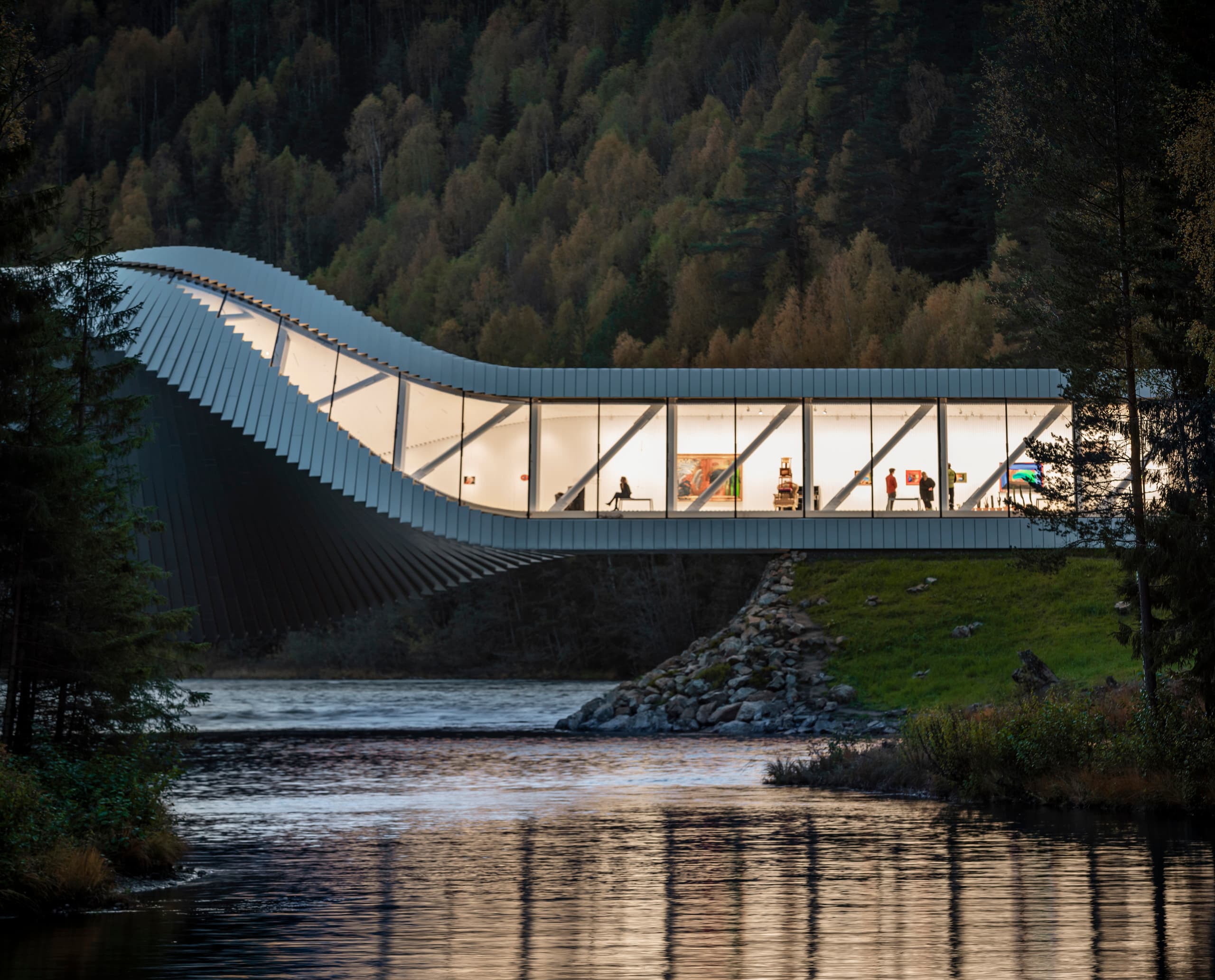 The Twist Museum, ein verdrehtes Galeriegebäude mit ERCO-Beleuchtung, das den Fluss Randselva überspannt.