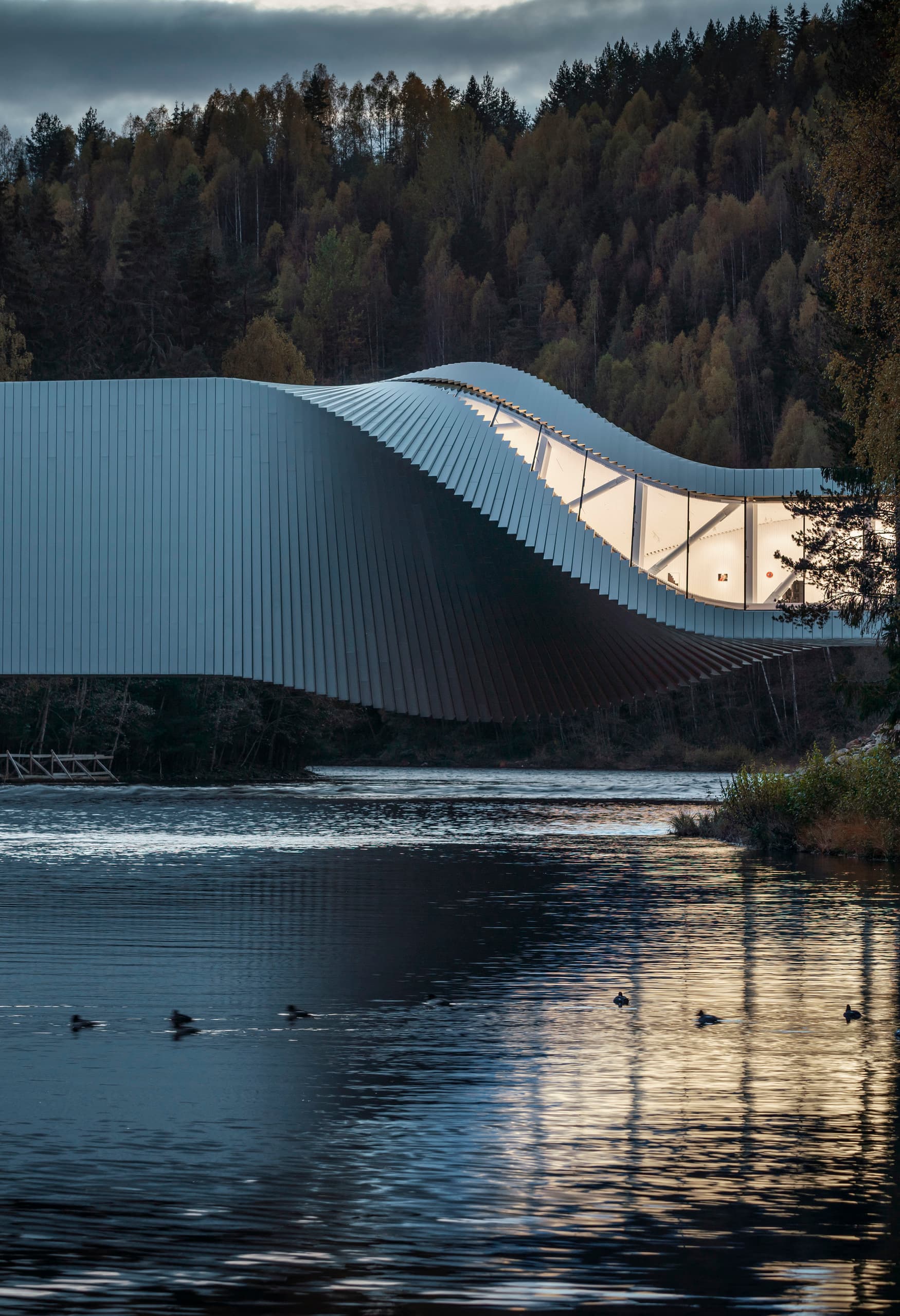 Die Twist Galerie im Kistefos Museum, Norwegen, beleuchtet mit ERCO Parscan Strahlern.