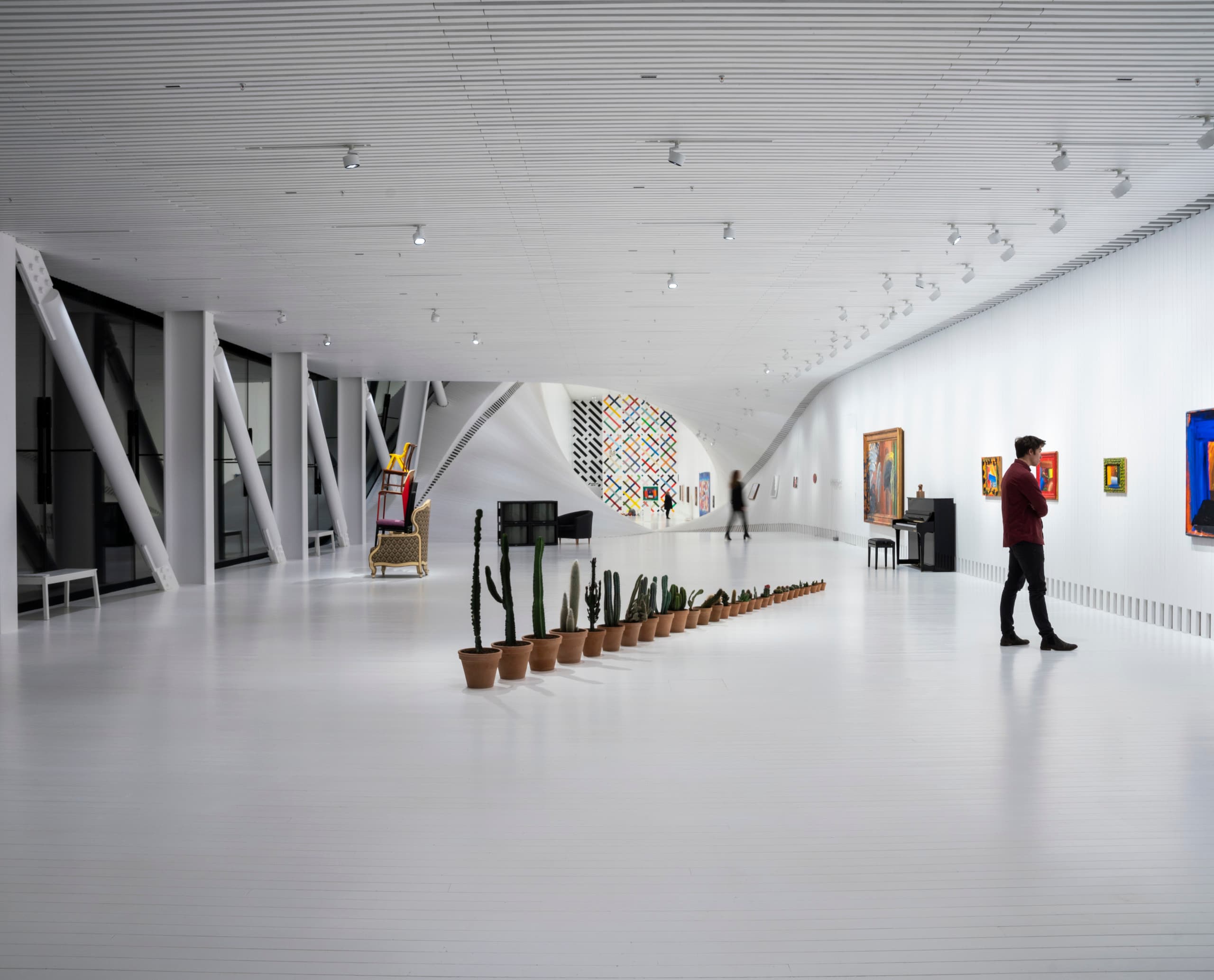 Innenansicht des Kistefos Museums 'The Twist' mit ERCO Parscan Strahlern, die Kunstwerke beleuchten.