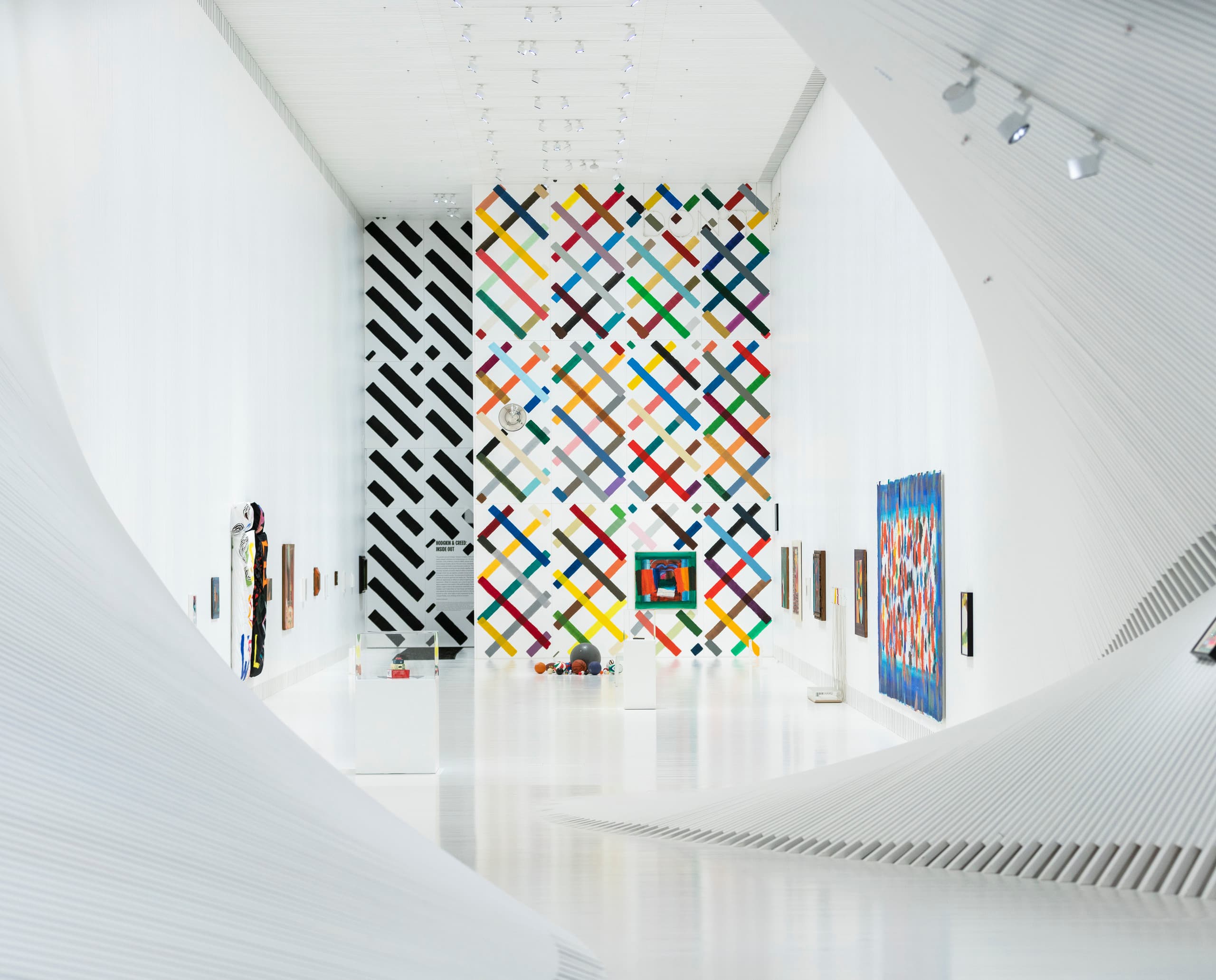 Innenansicht des Twist Museums mit ERCO Parscan Strahlern zur flexiblen Kunstbeleuchtung.