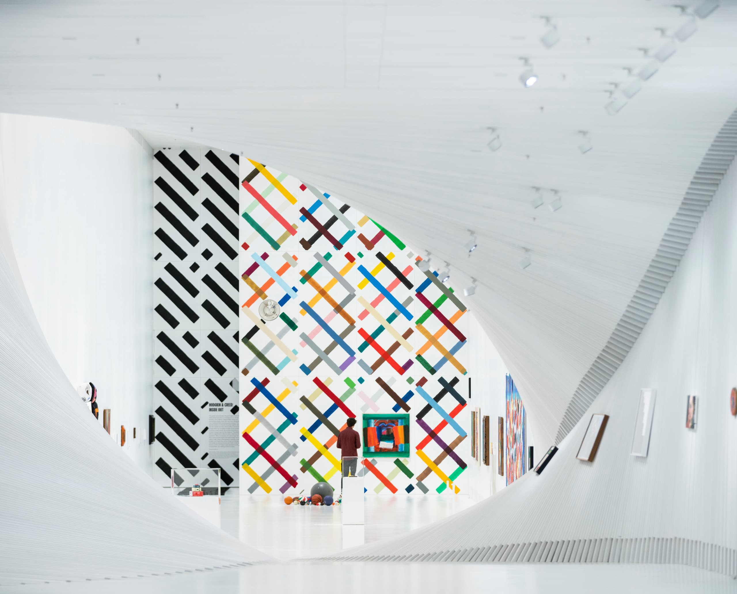 Innenansicht des Twist Museums mit Kunstwerken, beleuchtet mit ERCO Parscan Strahlern.