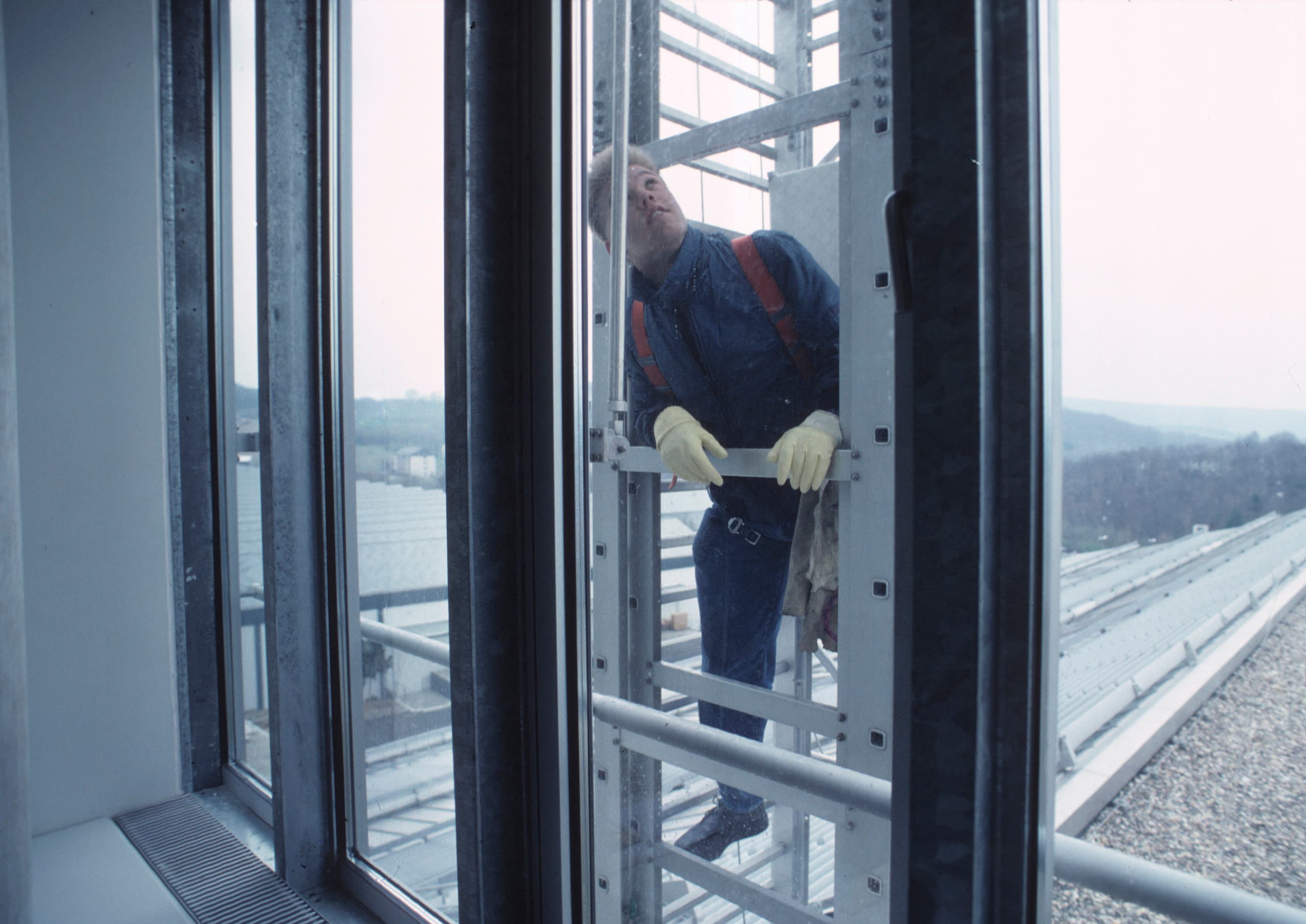 Büro der 1990er: Mitarbeiter an Schreibtischen mit Computern, die sowohl horizontale als auch vertikale Aufgaben ausführen.